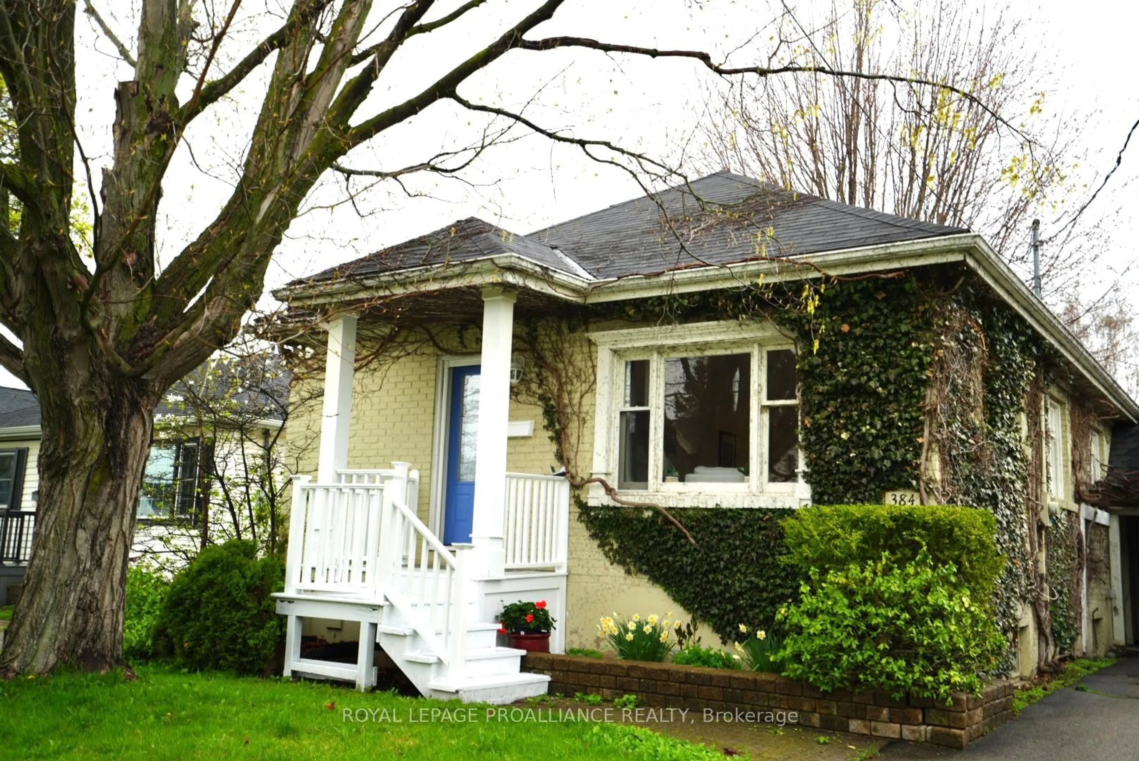 Home with vinyl exterior material, street for 384 D'arcy St, Cobourg Ontario K9A 4A5