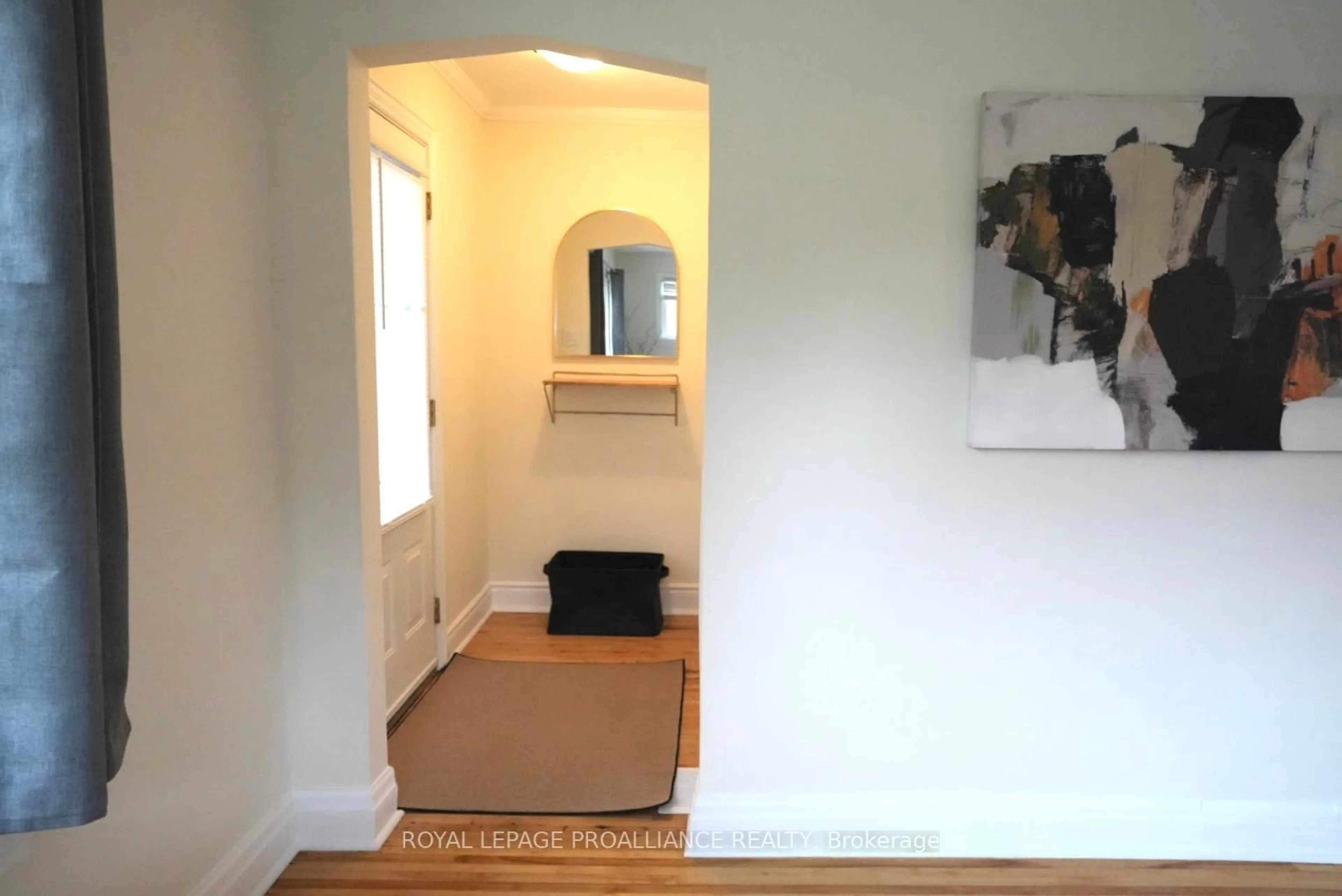 Indoor entryway for 384 D'arcy St, Cobourg Ontario K9A 4A5