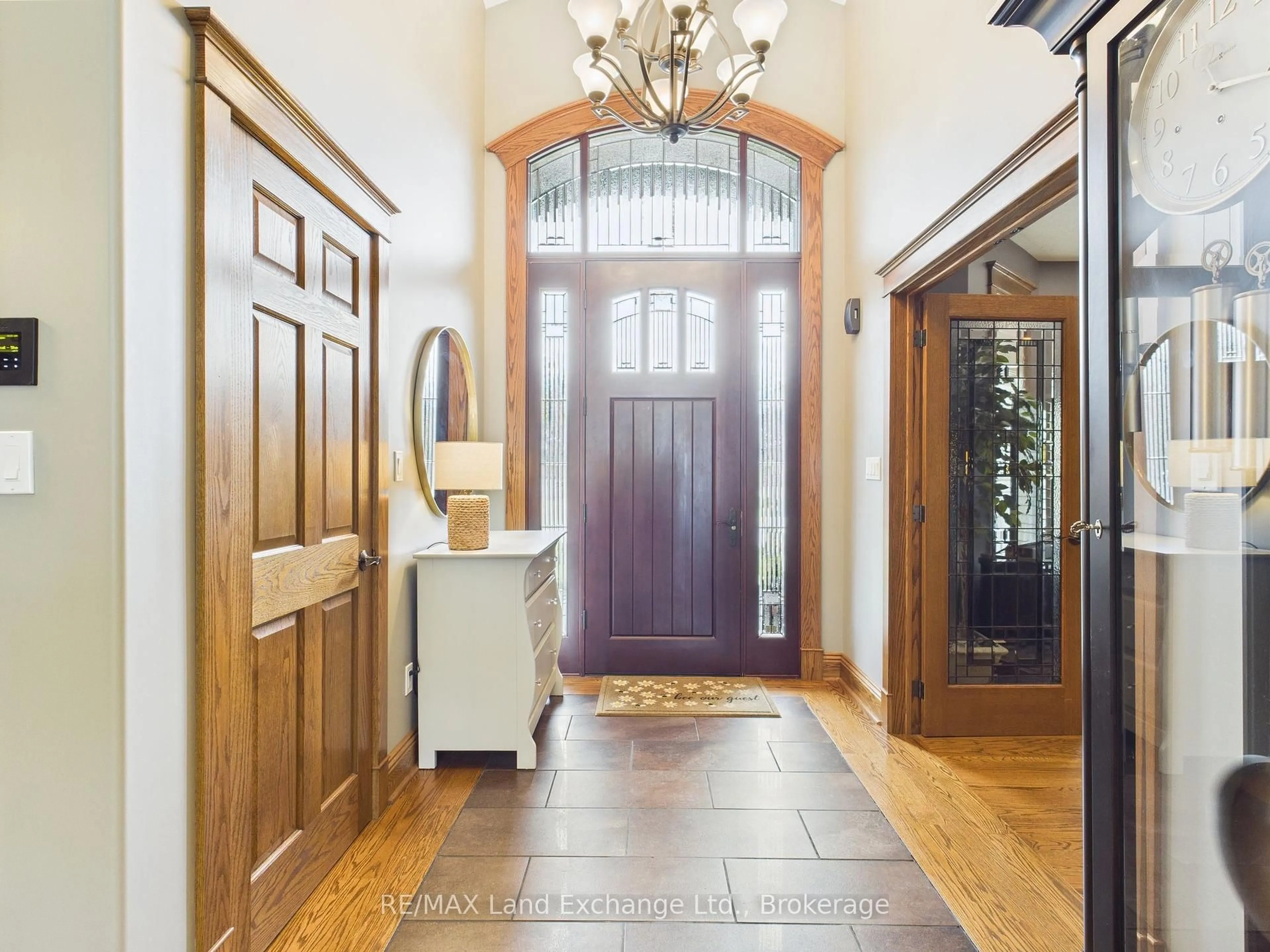 Indoor entryway for 195 Birchwood Ave, Kincardine Ontario N0G 2T0