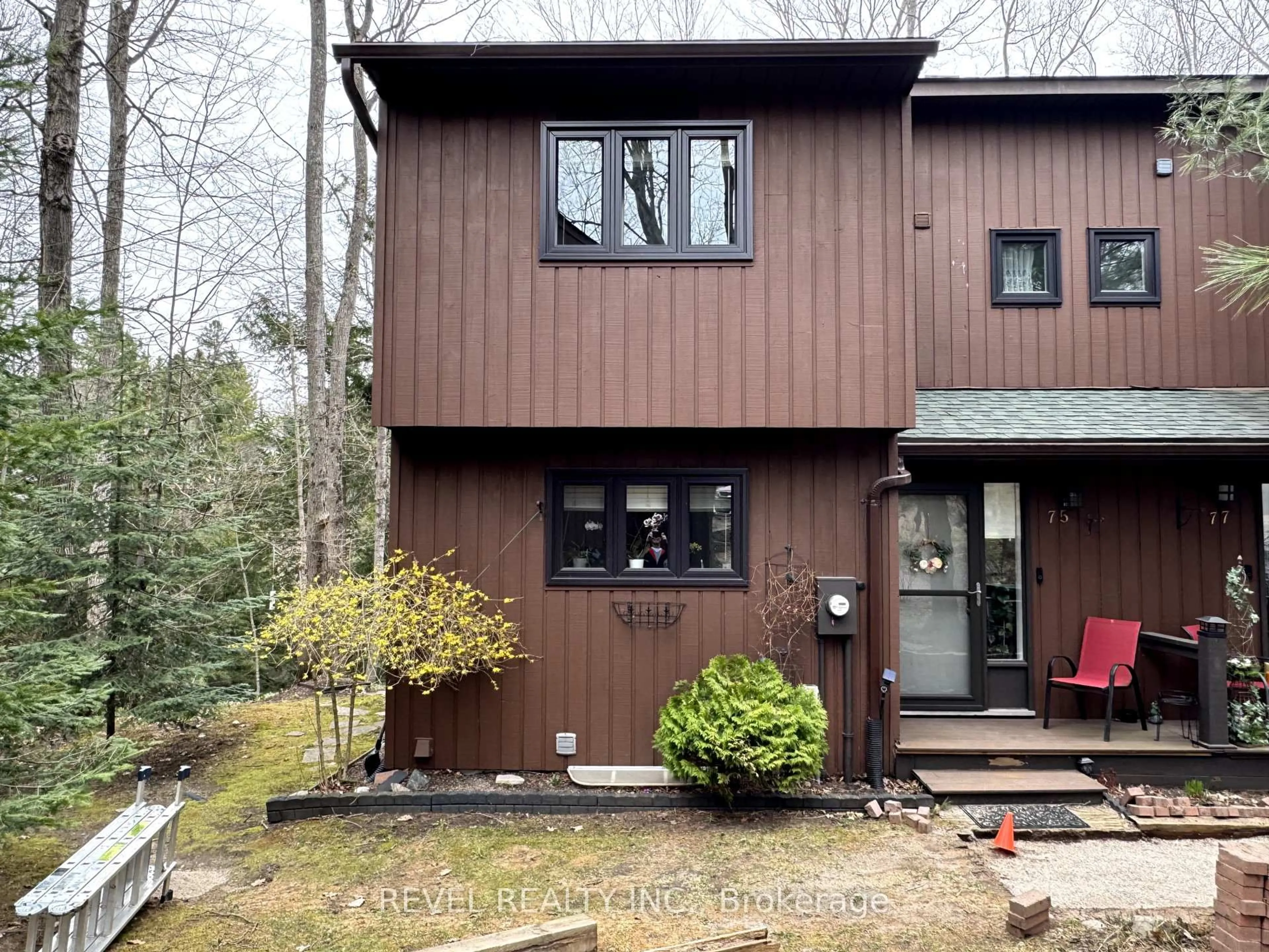 Home with vinyl exterior material, forest/trees view for 75 Southbank Dr #5, Bracebridge Ontario P1L 1G2