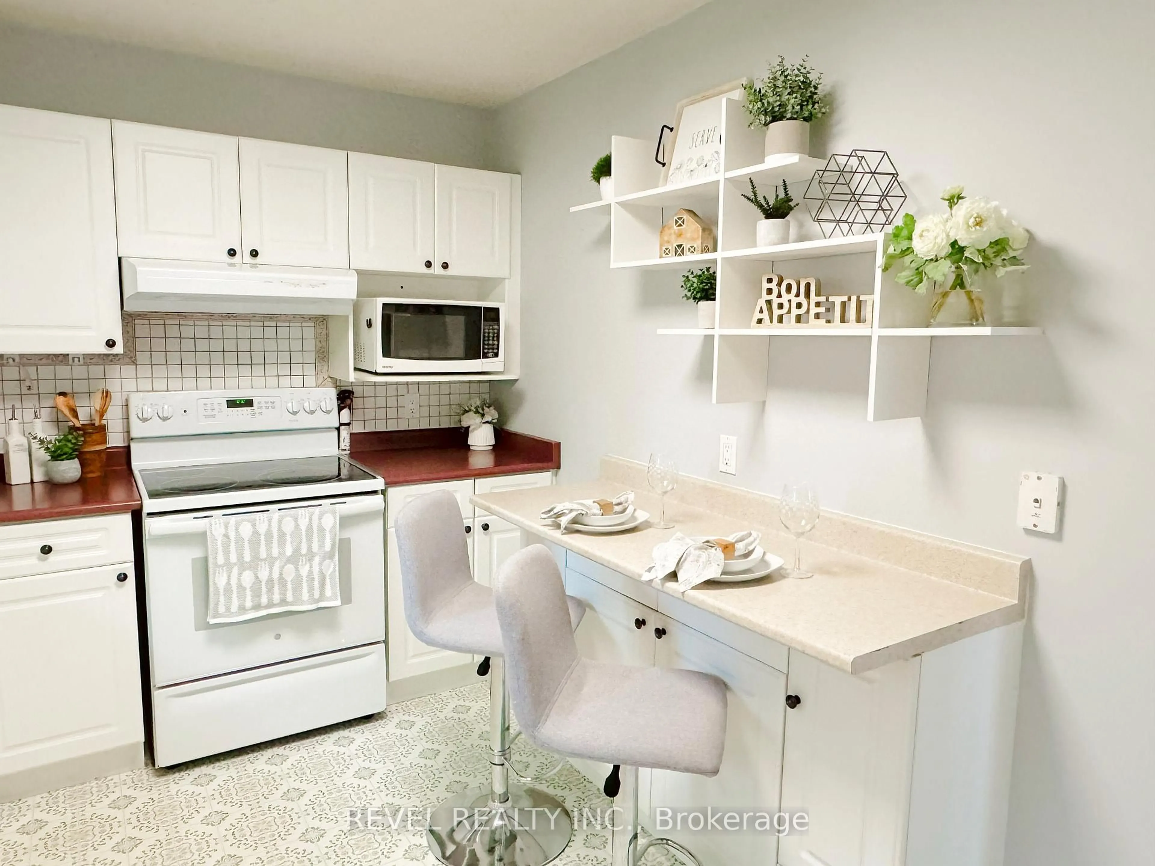 Open concept kitchen, ceramic/tile floor for 75 Southbank Dr #5, Bracebridge Ontario P1L 1G2