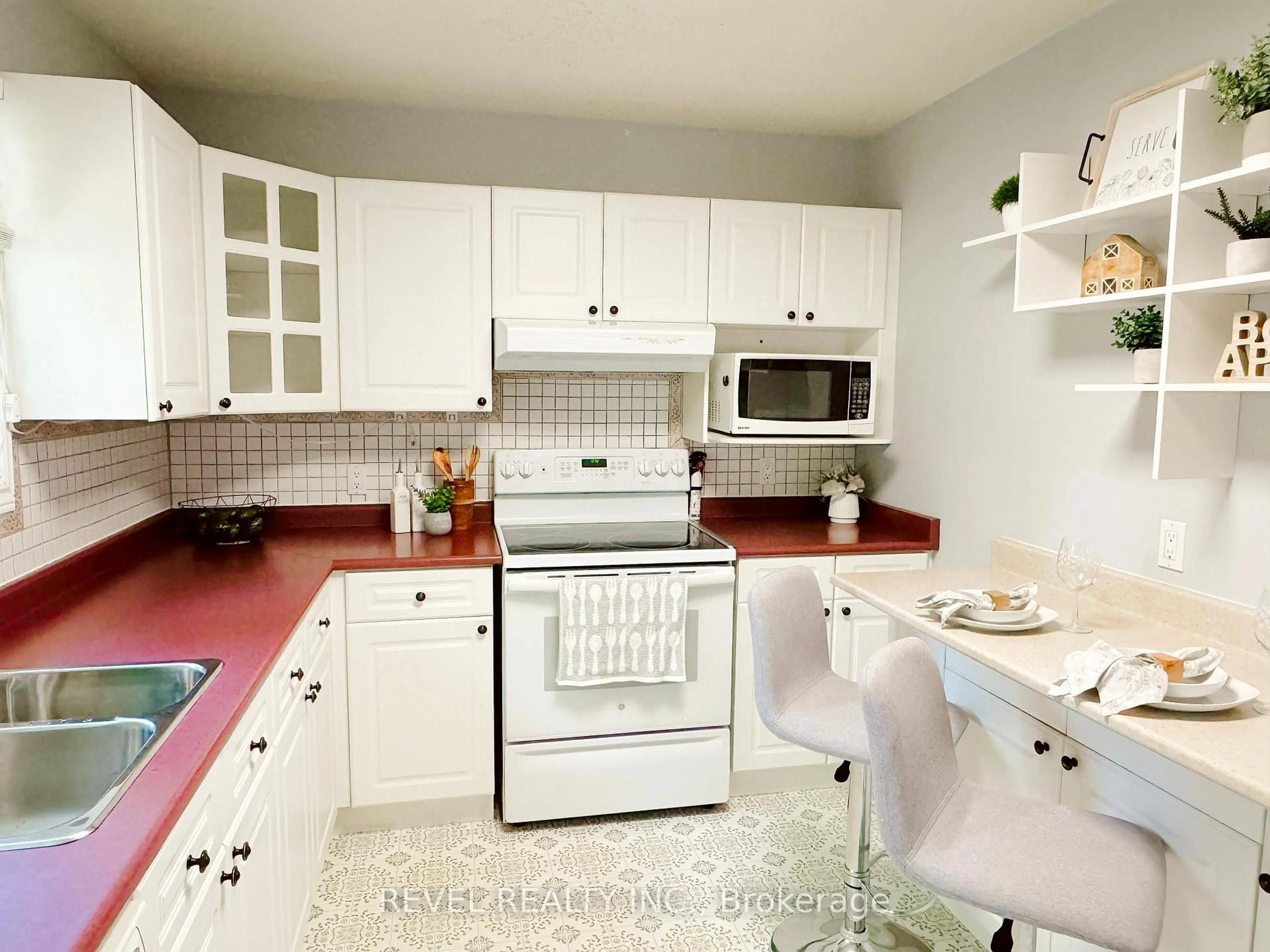 Standard kitchen, ceramic/tile floor for 75 Southbank Dr #5, Bracebridge Ontario P1L 1G2