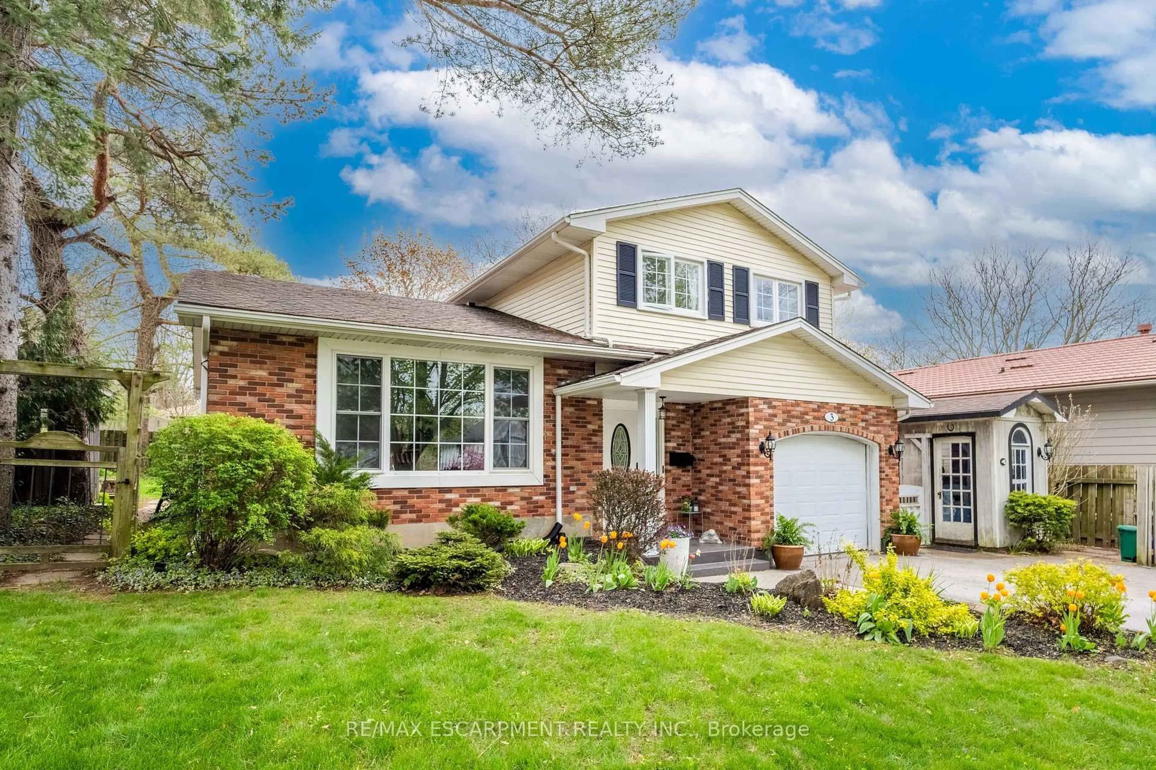 Home with brick exterior material, street for 3 Trillium Crt, Pelham Ontario L0S 1E2