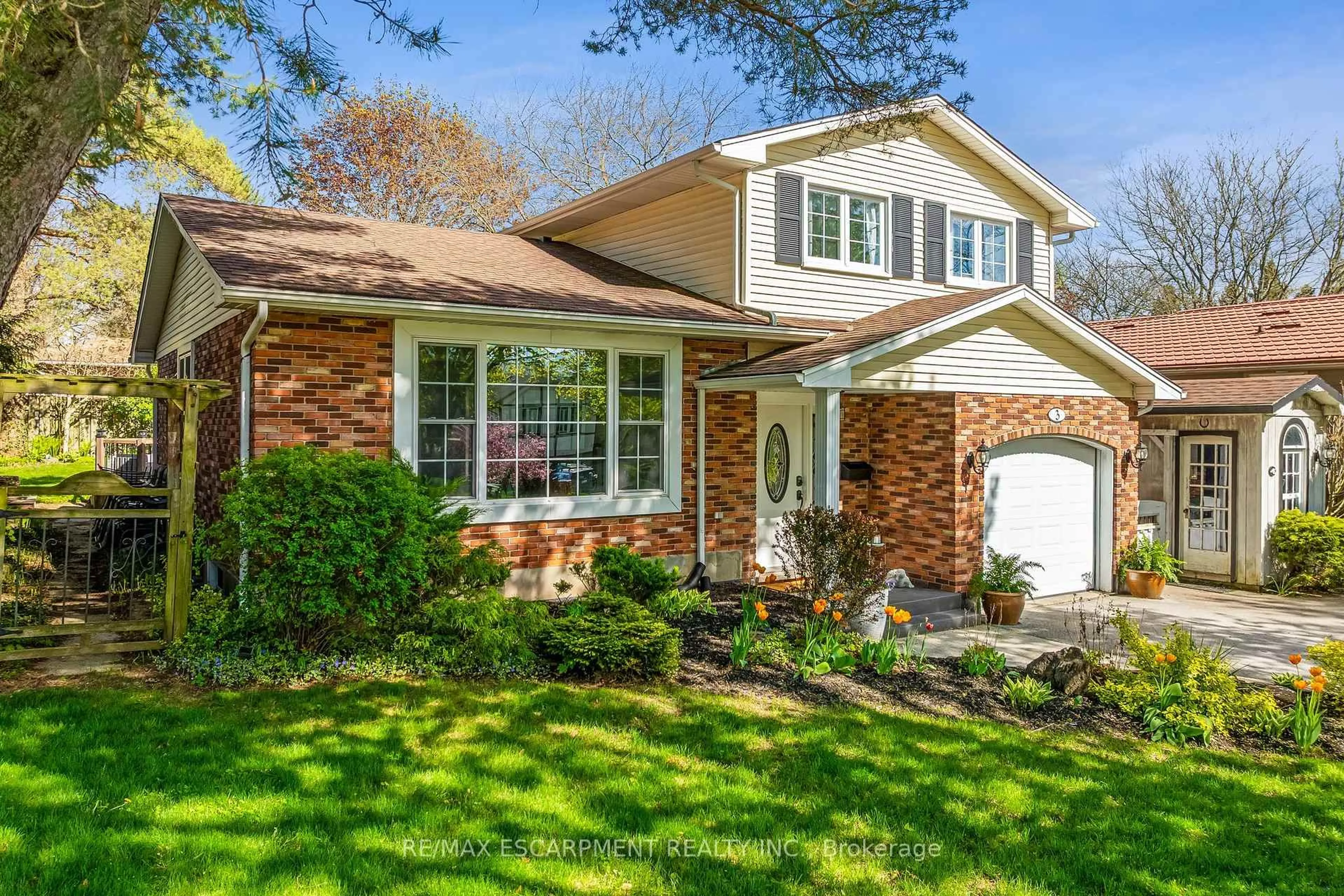 Home with brick exterior material, street for 3 Trillium Crt, Pelham Ontario L0S 1E2
