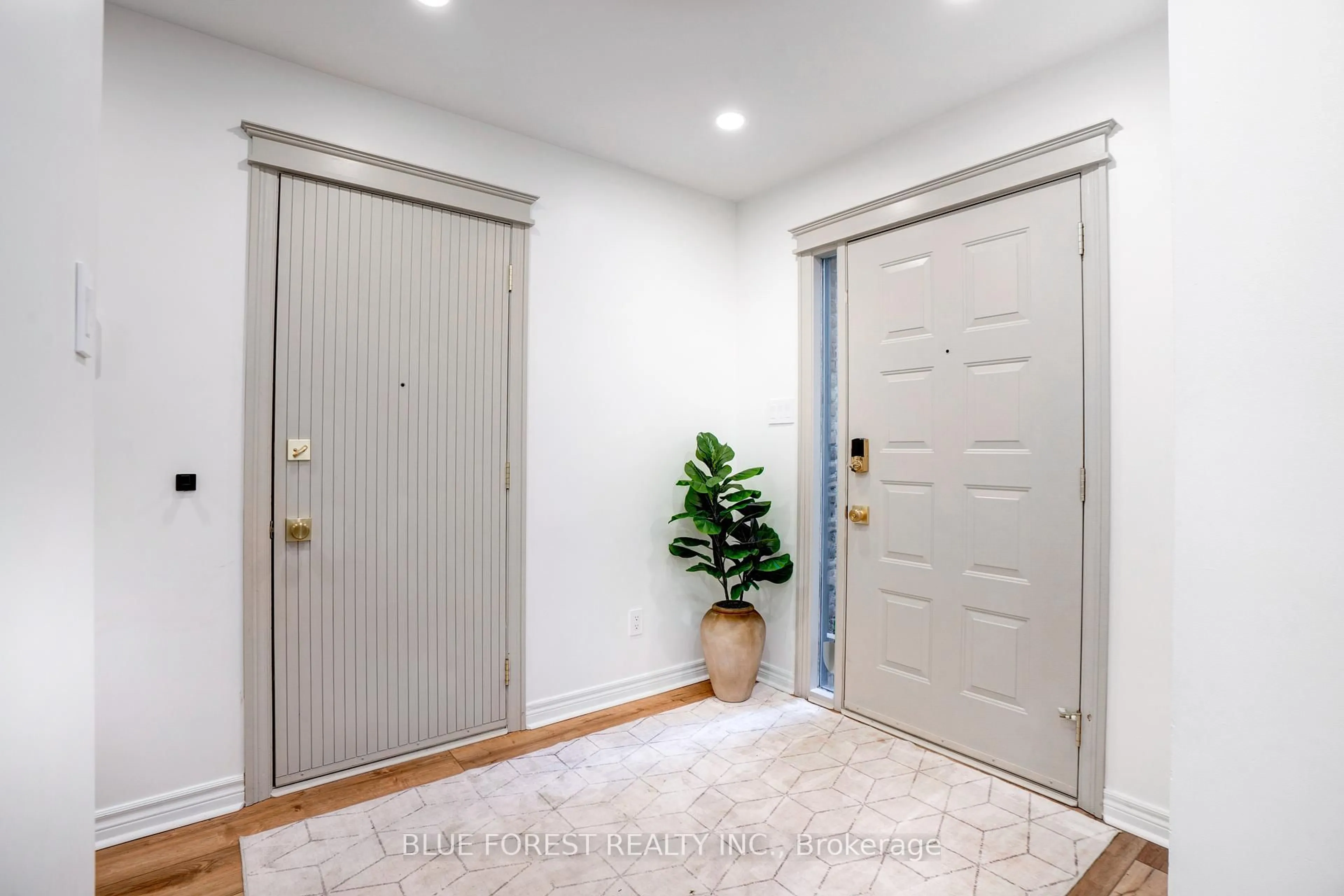 Indoor entryway for 20 Lindbrook Crt, London North Ontario N5X 2L3