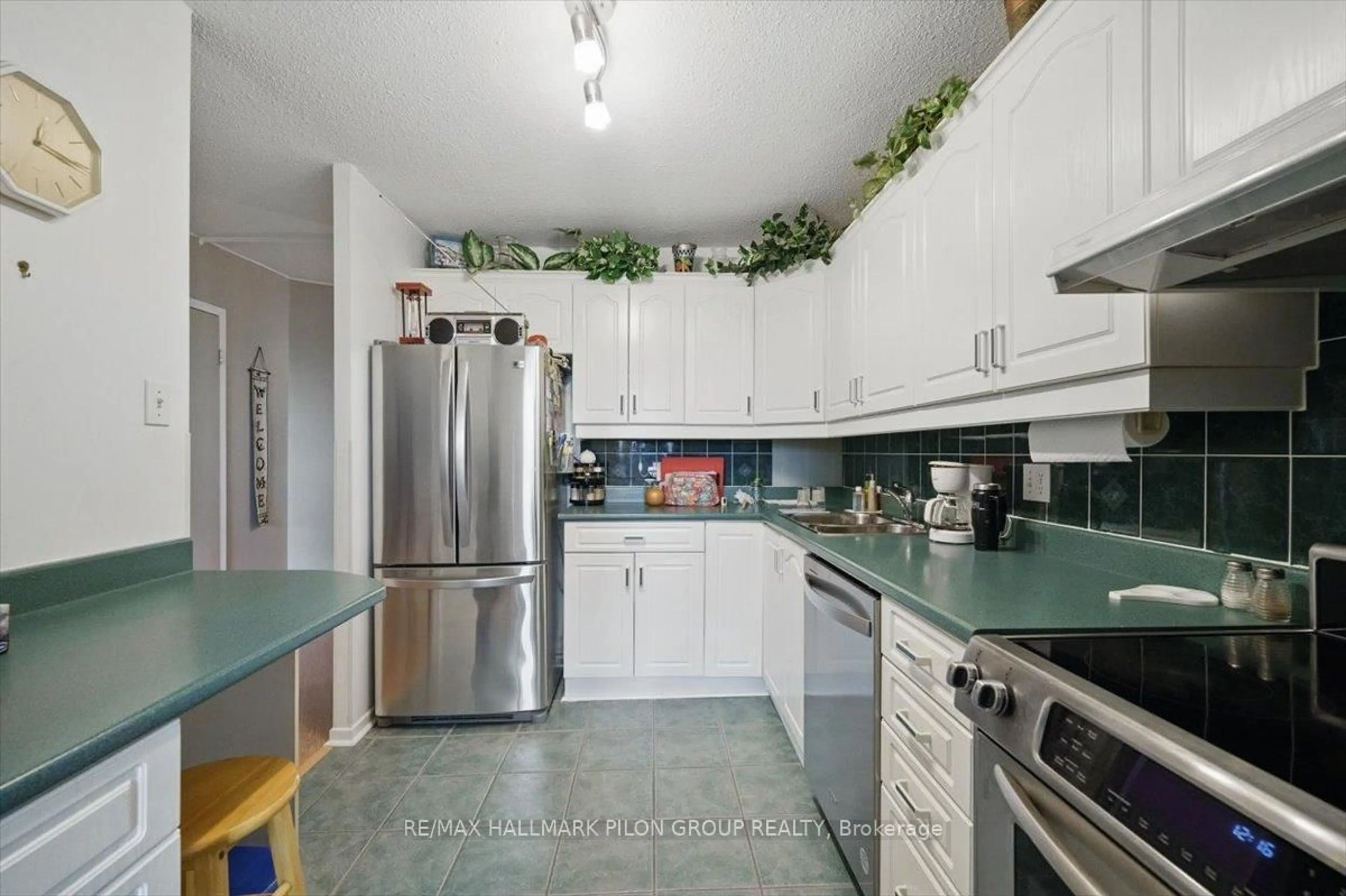 Standard kitchen, unknown for 900 Dynes Rd #309, Ottawa Ontario K2C 3L6