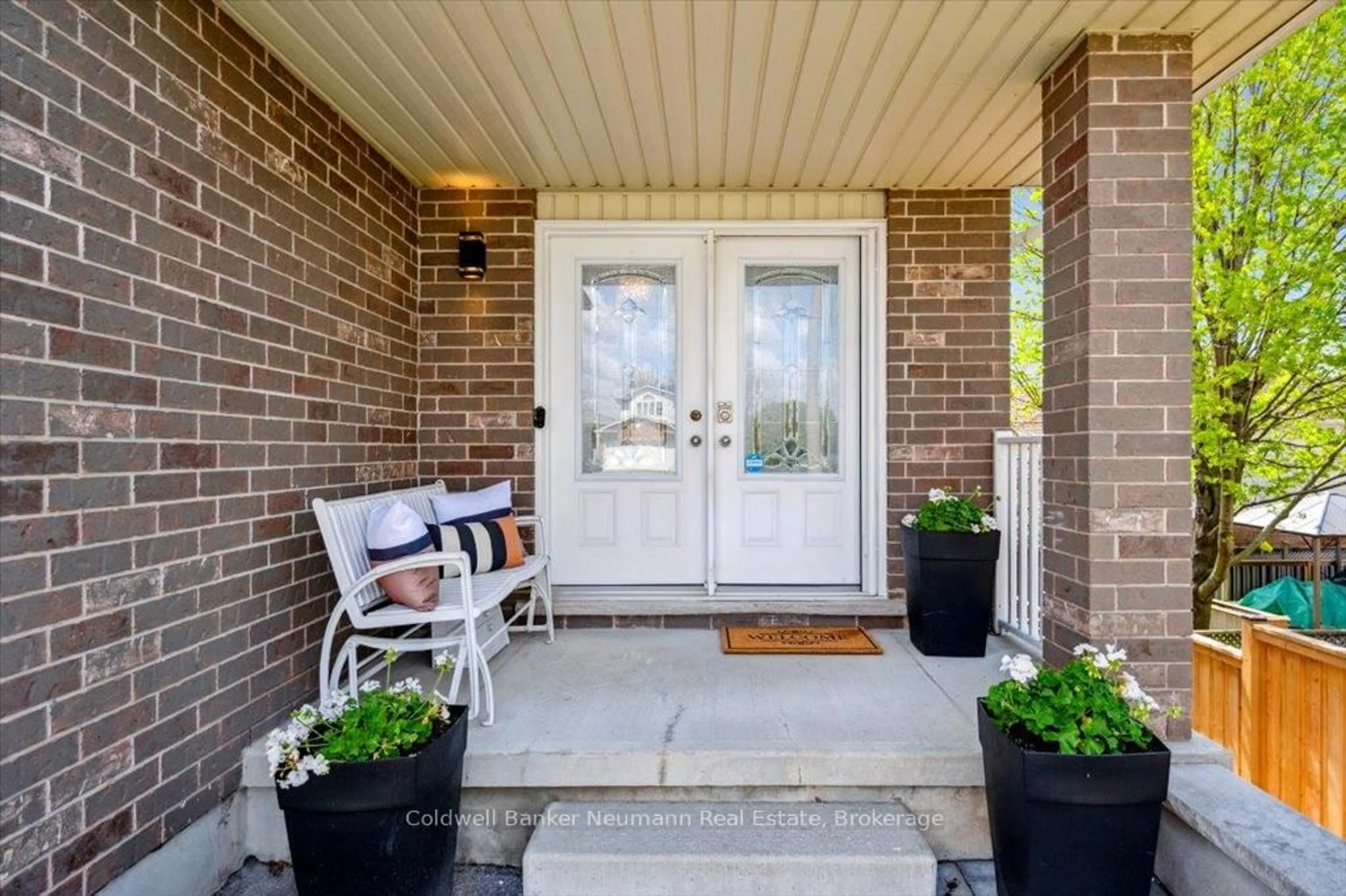 Indoor entryway for 183 Clairfields Dr, Guelph Ontario N1L 0A7