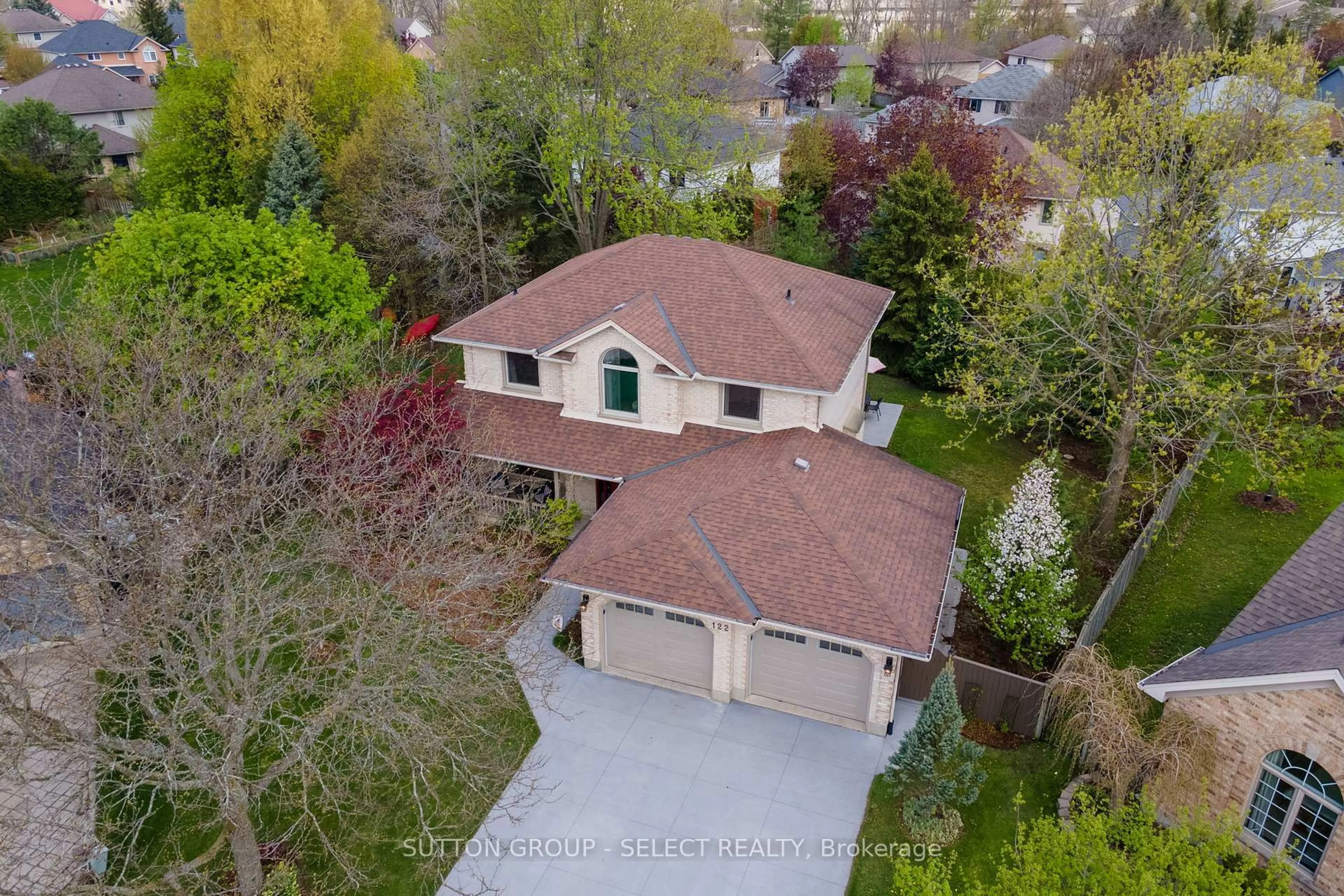A pic from outside/outdoor area/front of a property/back of a property/a pic from drone, street for 122 MORAINE Crt, London North Ontario N6G 4Z2