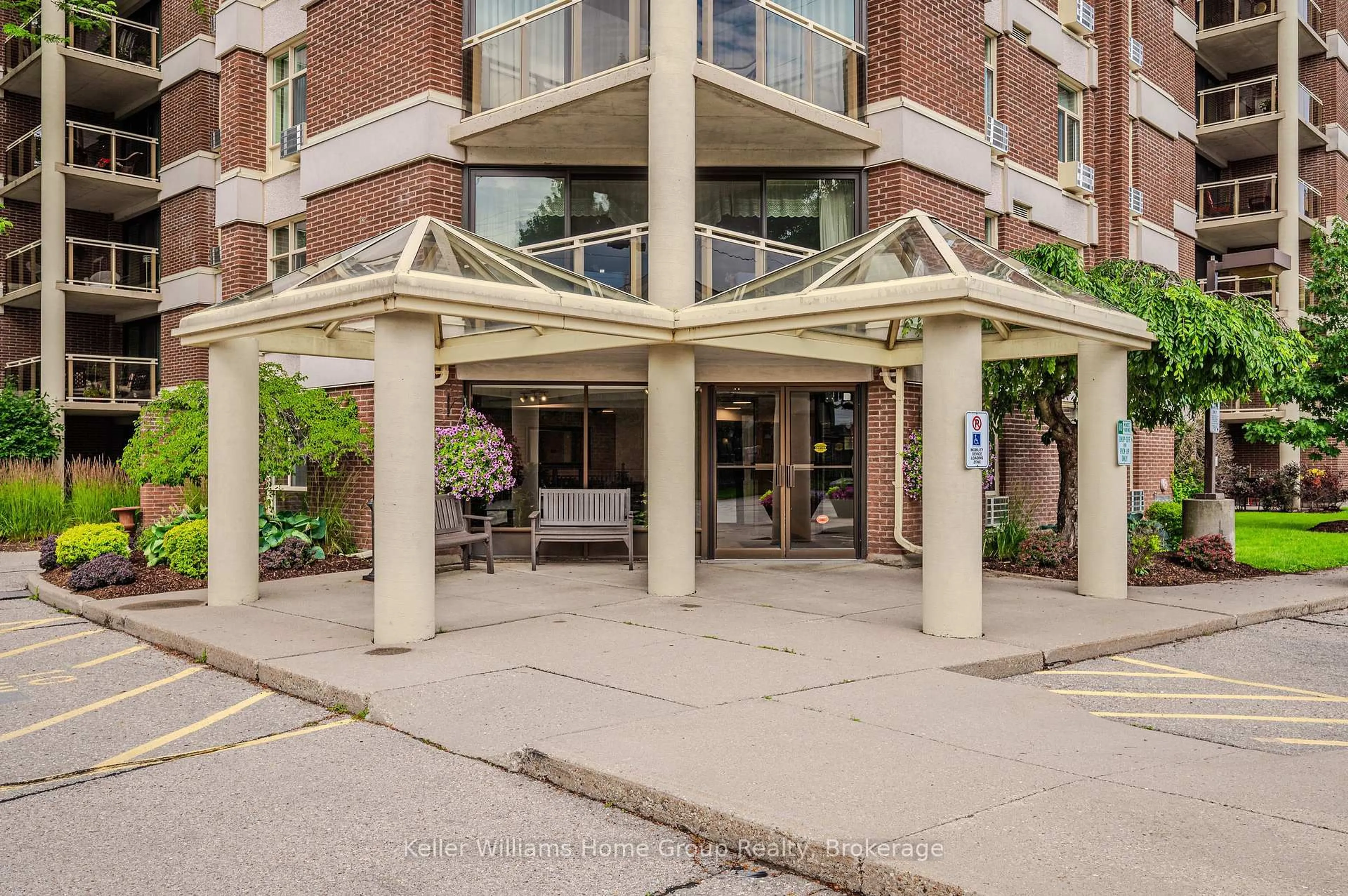 Indoor foyer for 8 Christopher Crt #105, Guelph Ontario N1G 4N7