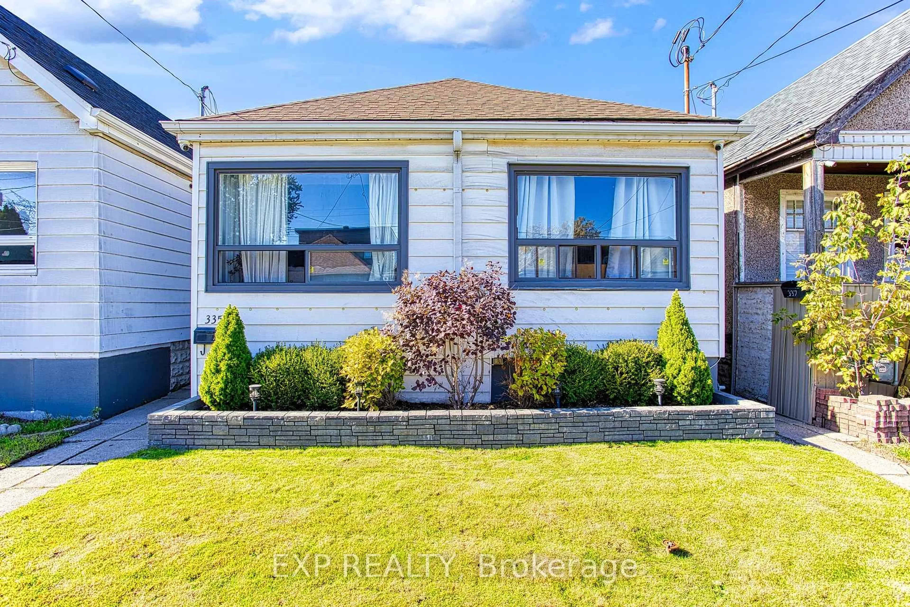 A pic from outside/outdoor area/front of a property/back of a property/a pic from drone, street for 335 Fairfield Ave, Hamilton Ontario L8H 5H7