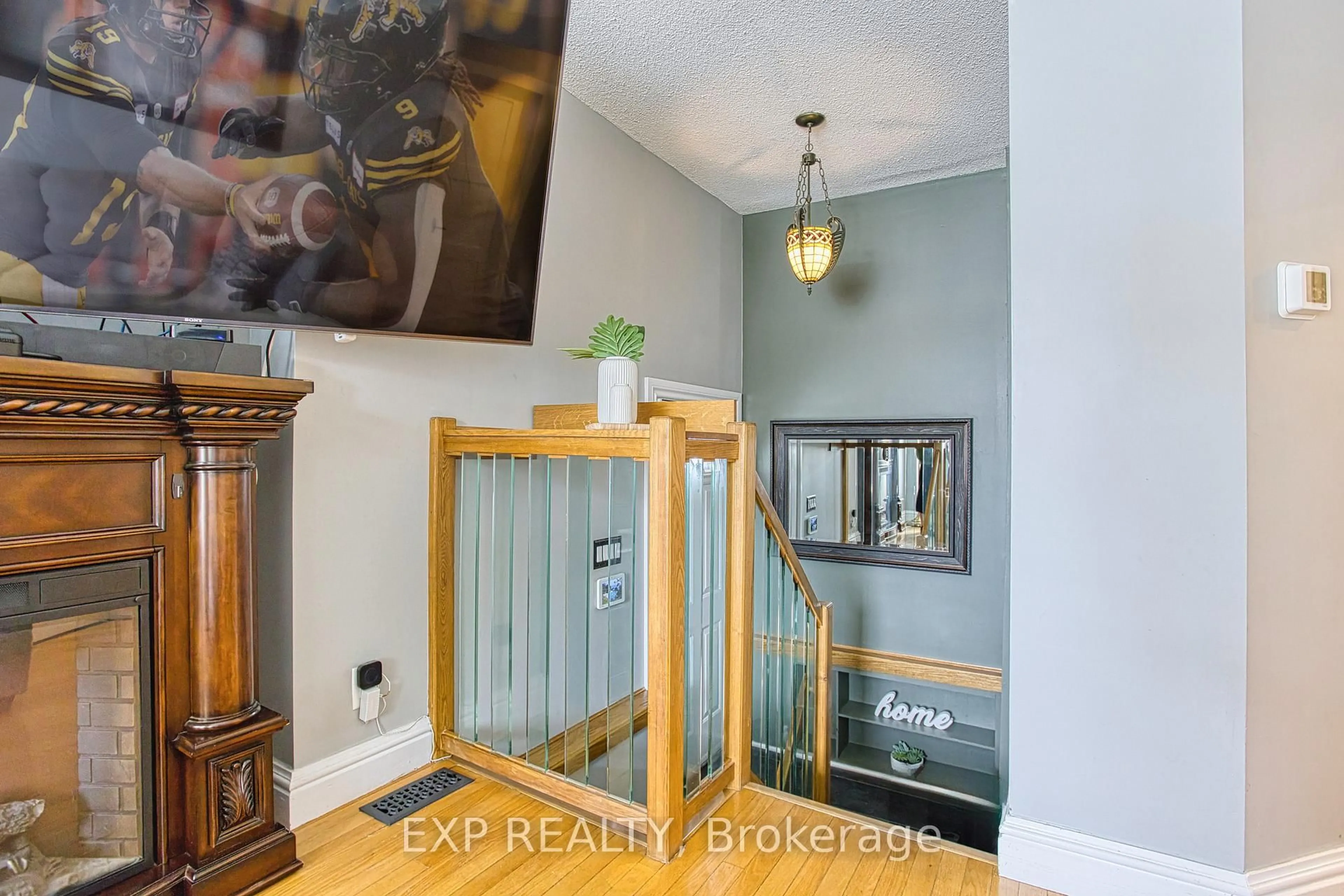 Indoor foyer for 335 Fairfield Ave, Hamilton Ontario L8H 5H7