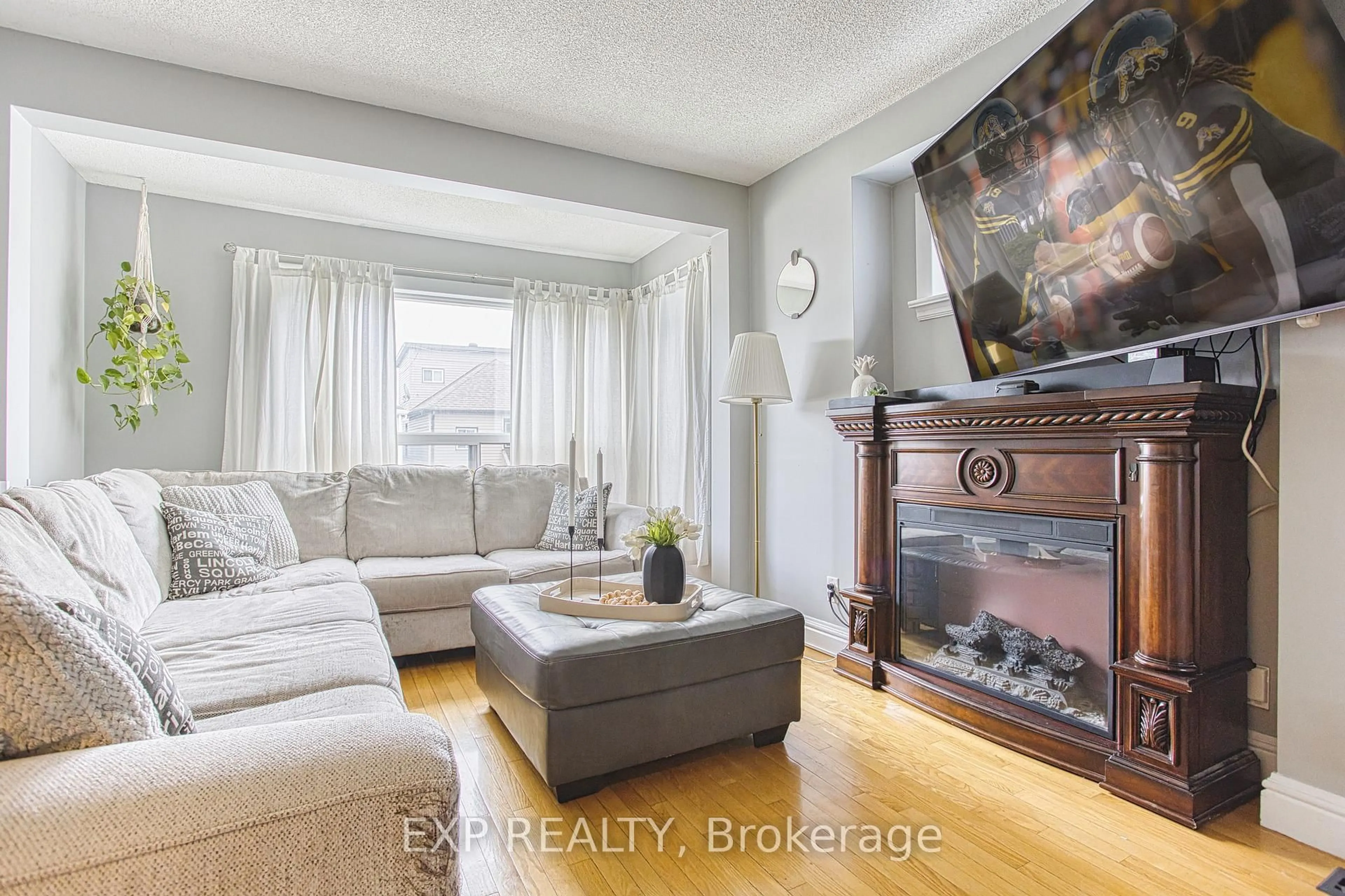 Living room with furniture, wood/laminate floor for 335 Fairfield Ave, Hamilton Ontario L8H 5H7