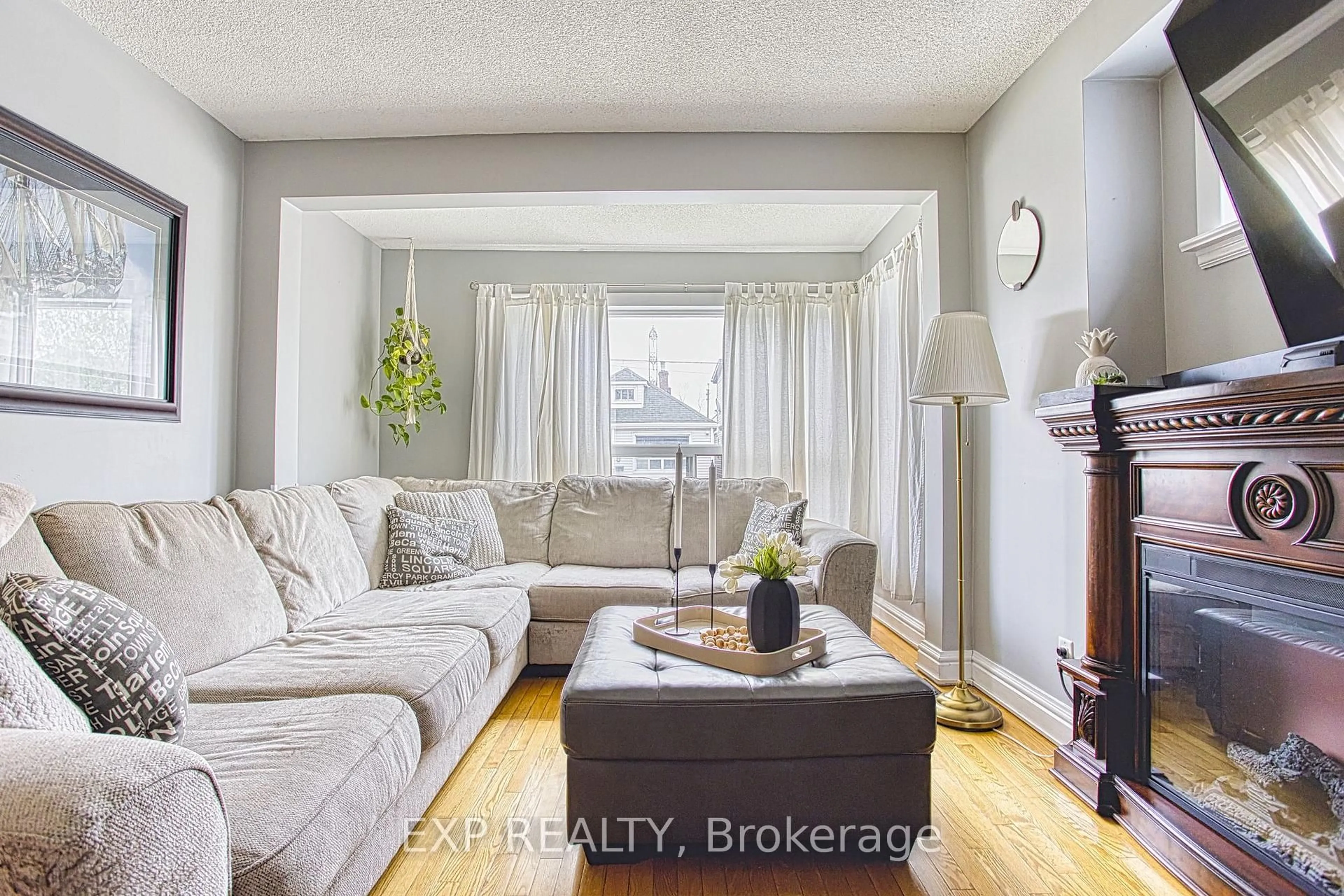 Living room with furniture, wood/laminate floor for 335 Fairfield Ave, Hamilton Ontario L8H 5H7