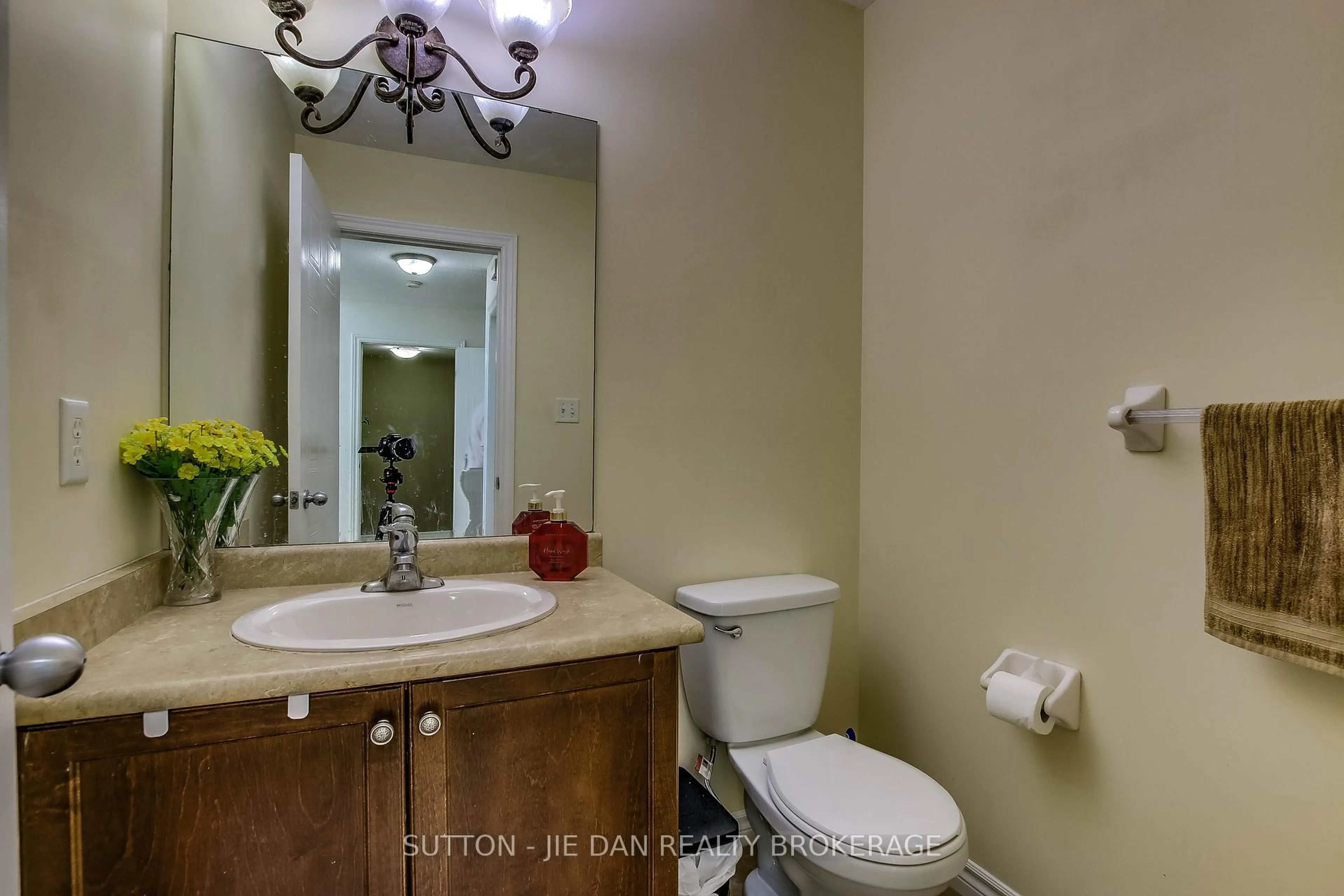 Standard bathroom, ceramic/tile floor for 1817 MICKLEBOROUGH Dr, London North Ontario N6G 5R4