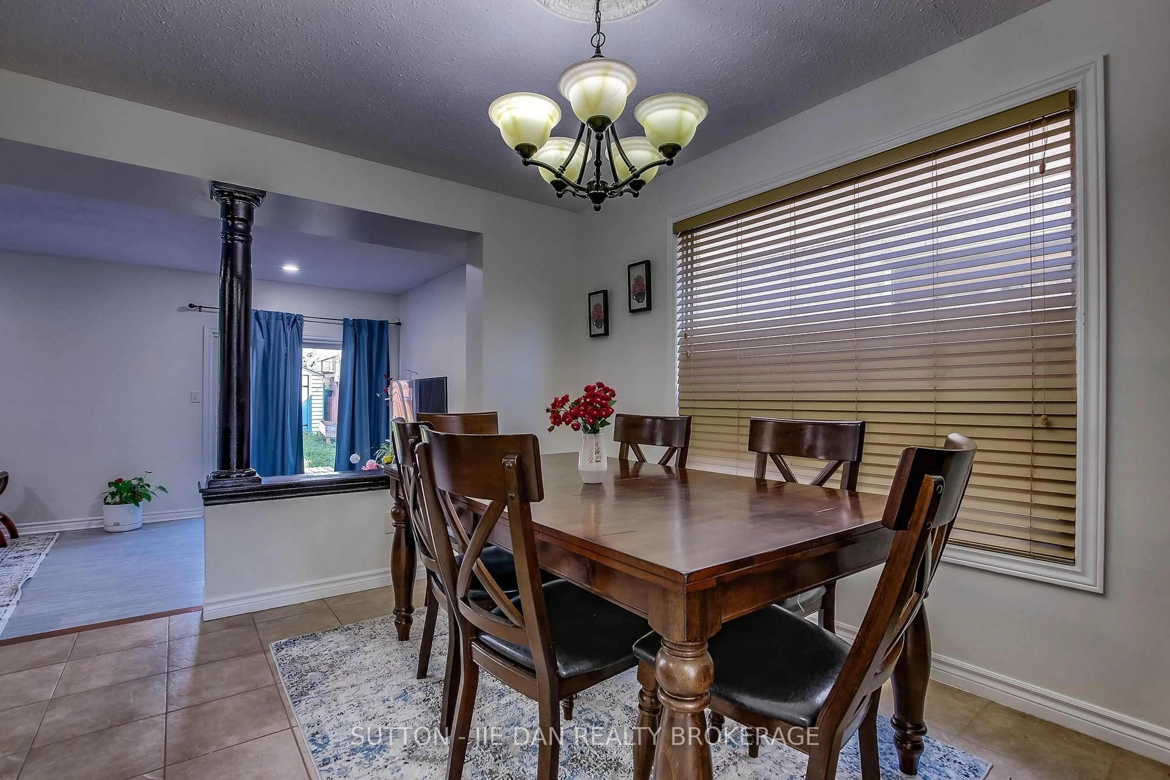 Dining room, unknown for 1817 MICKLEBOROUGH Dr, London North Ontario N6G 5R4