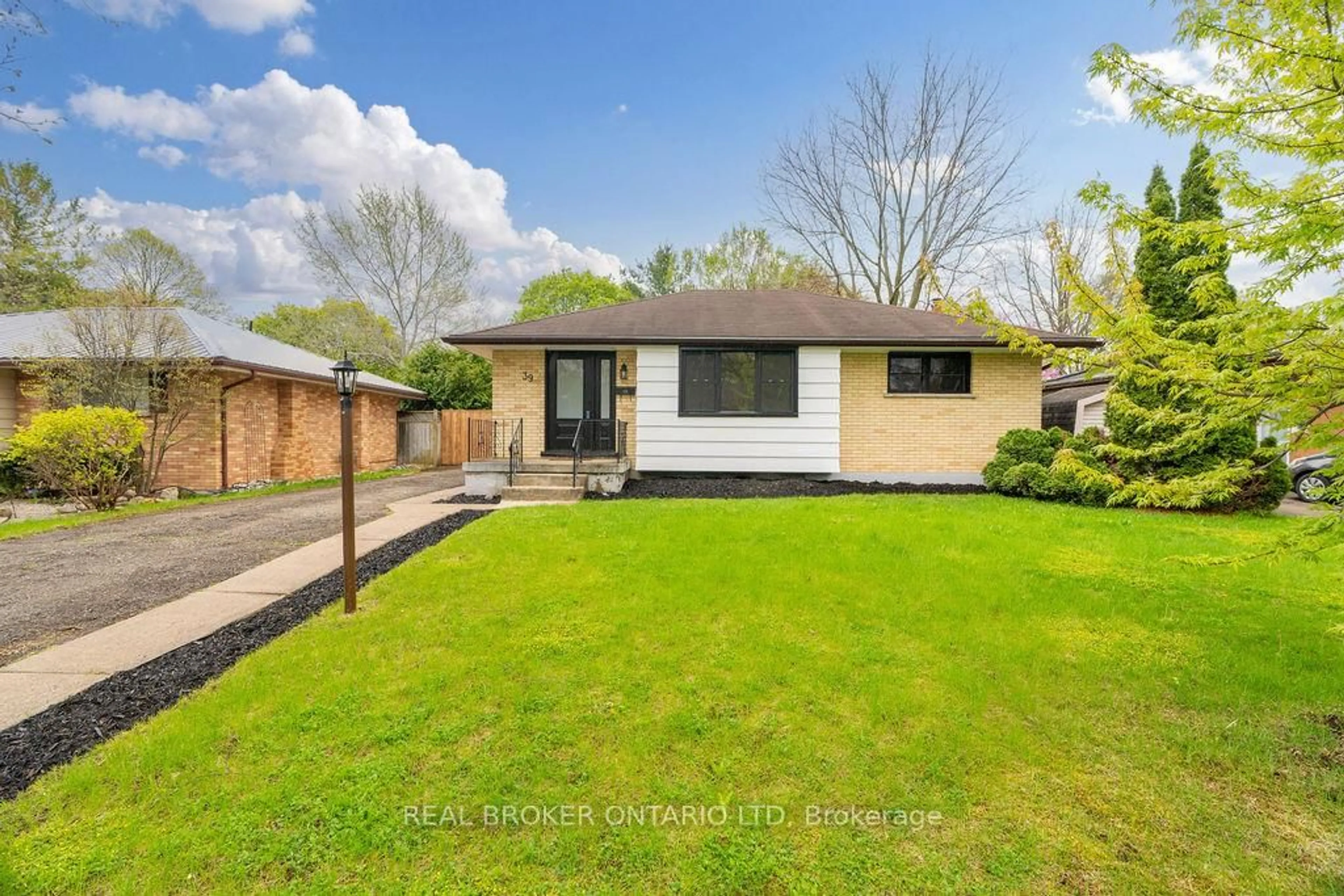 A pic from outside/outdoor area/front of a property/back of a property/a pic from drone, street for 39 Trillium Cres, London East Ontario N5Y 4T3