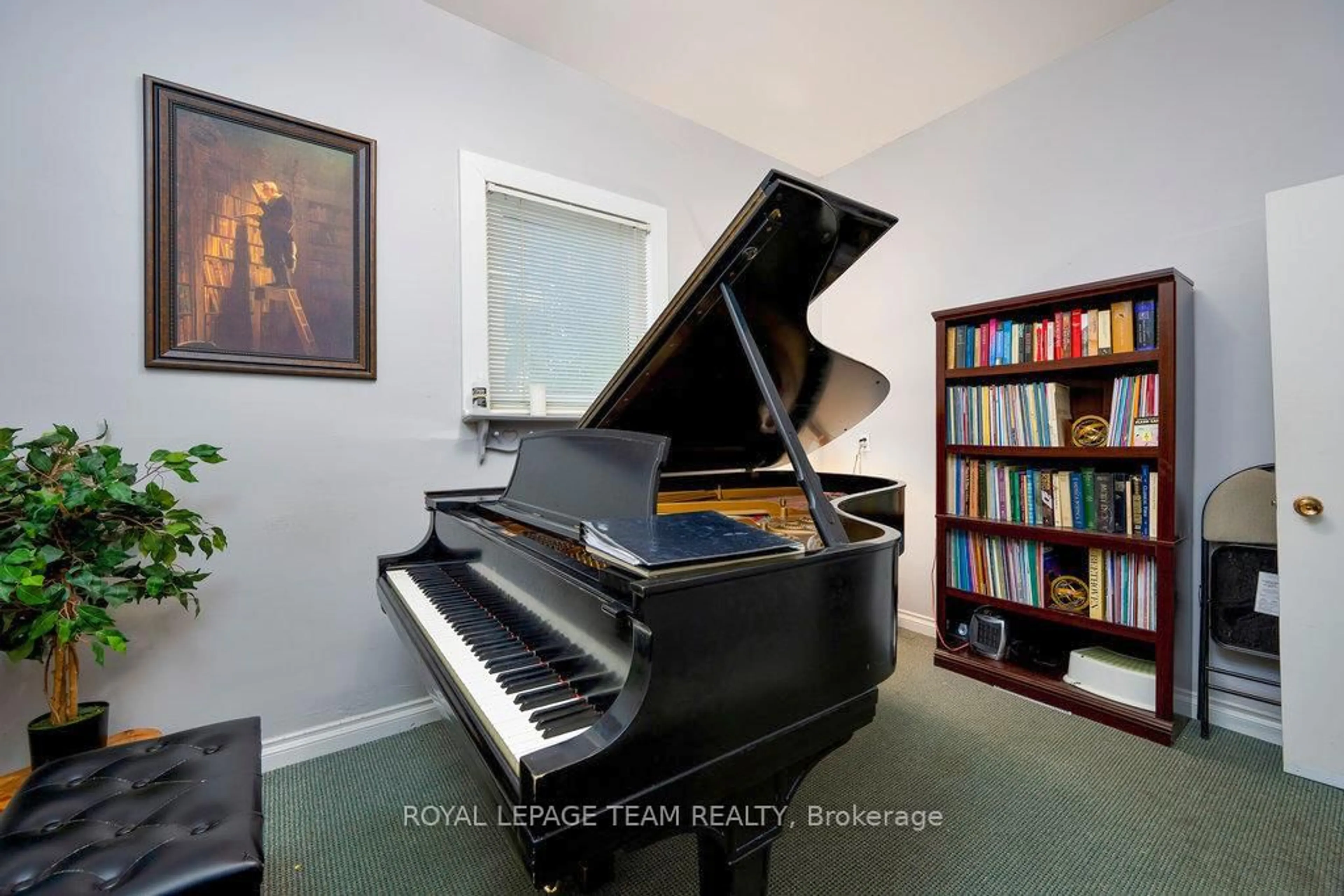 A pic of a room for 422 Donald B Munro Dr, Carp Ontario K0A 1L0