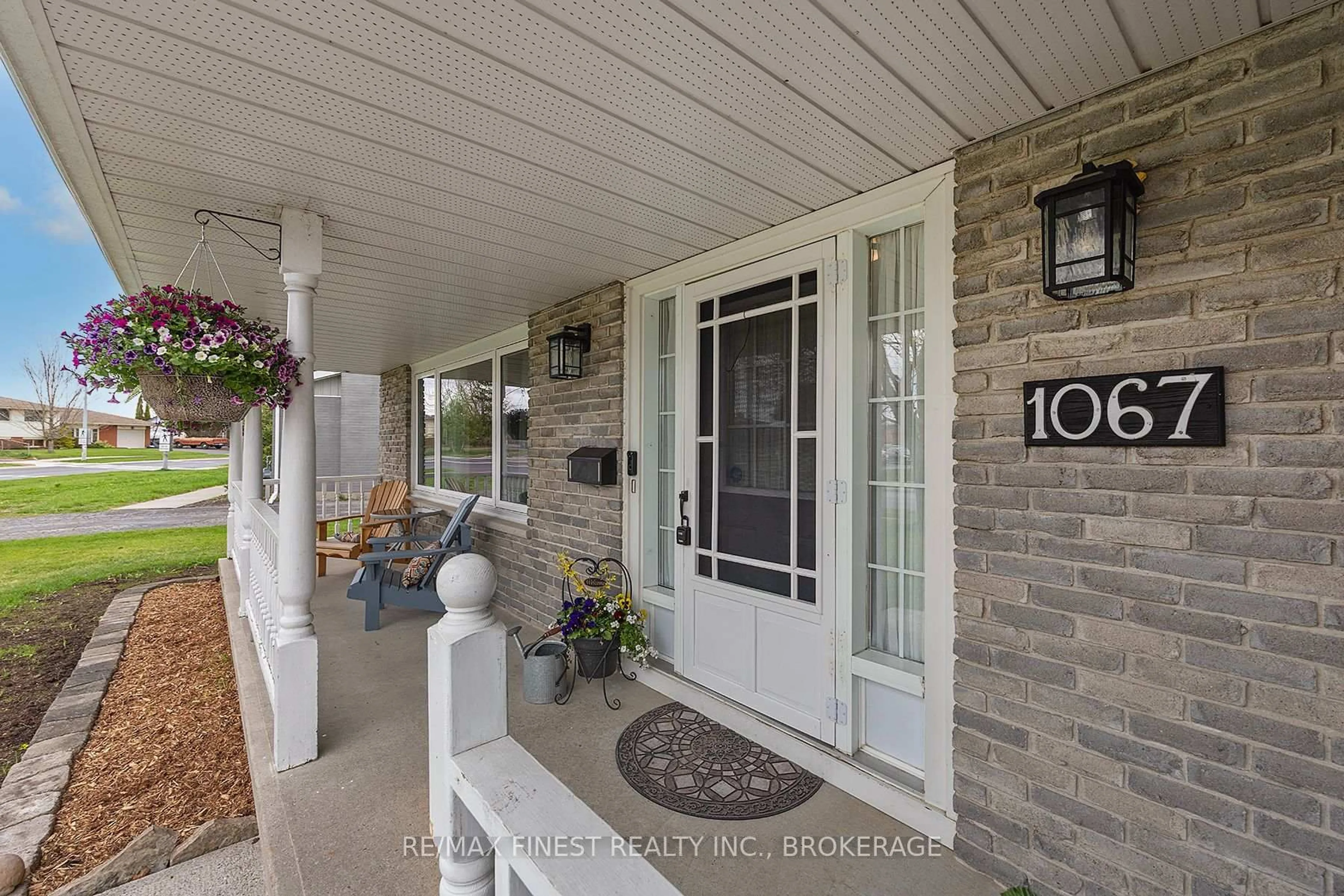 Indoor entryway for 1067 Hudson Dr, Kingston Ontario K7M 5K9