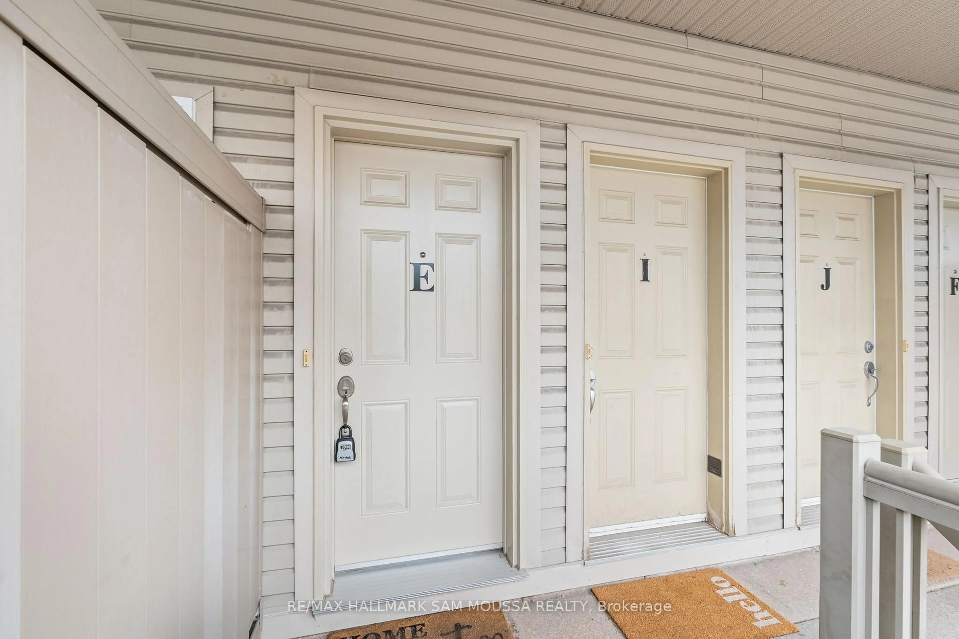 Indoor entryway for 1103 Stittsville Main St #E, Stittsville Ontario K2S 0C7