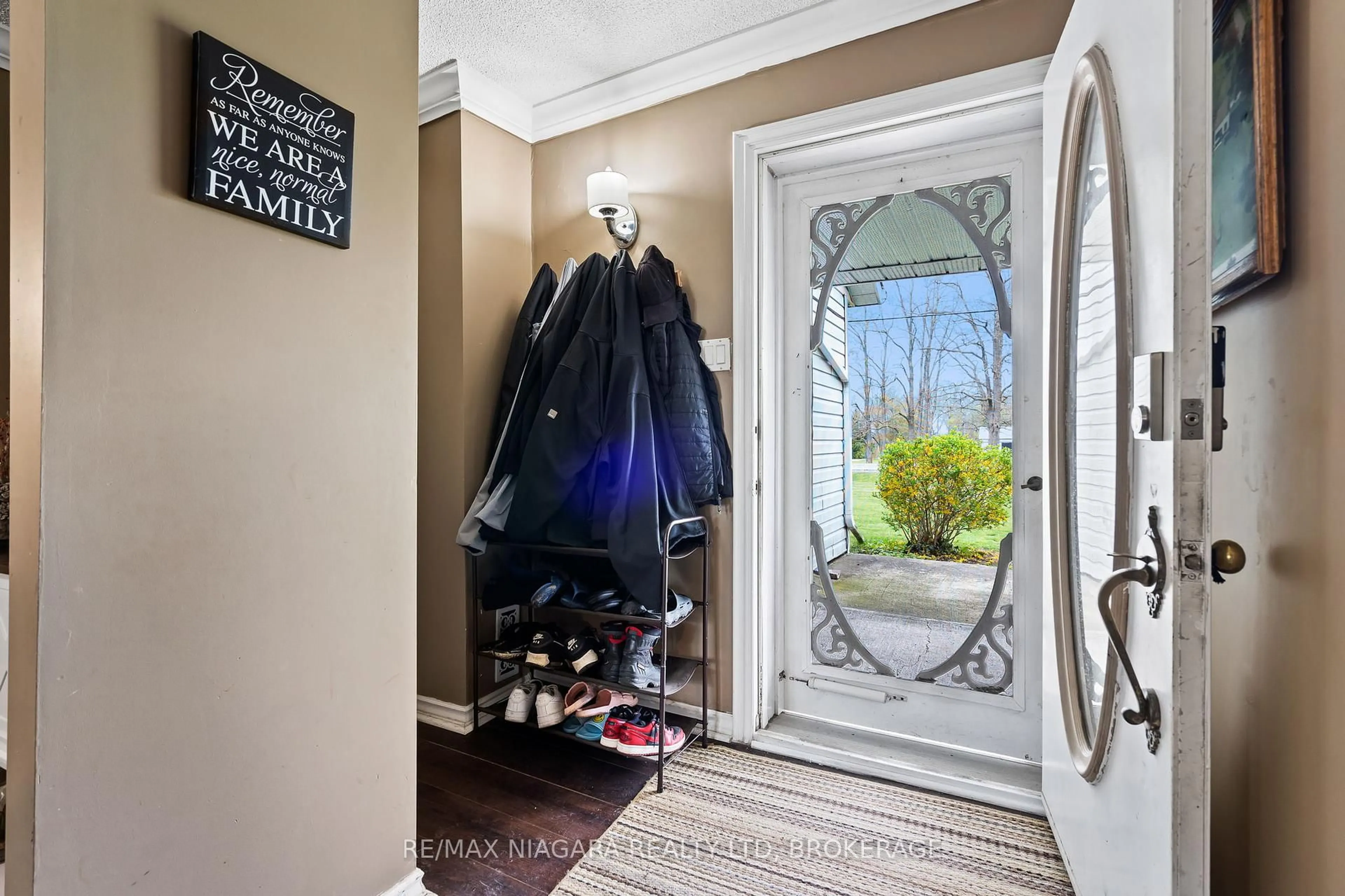 Indoor entryway for 42585 Hwy 3 Highway, Wainfleet Ontario L0S 1V0