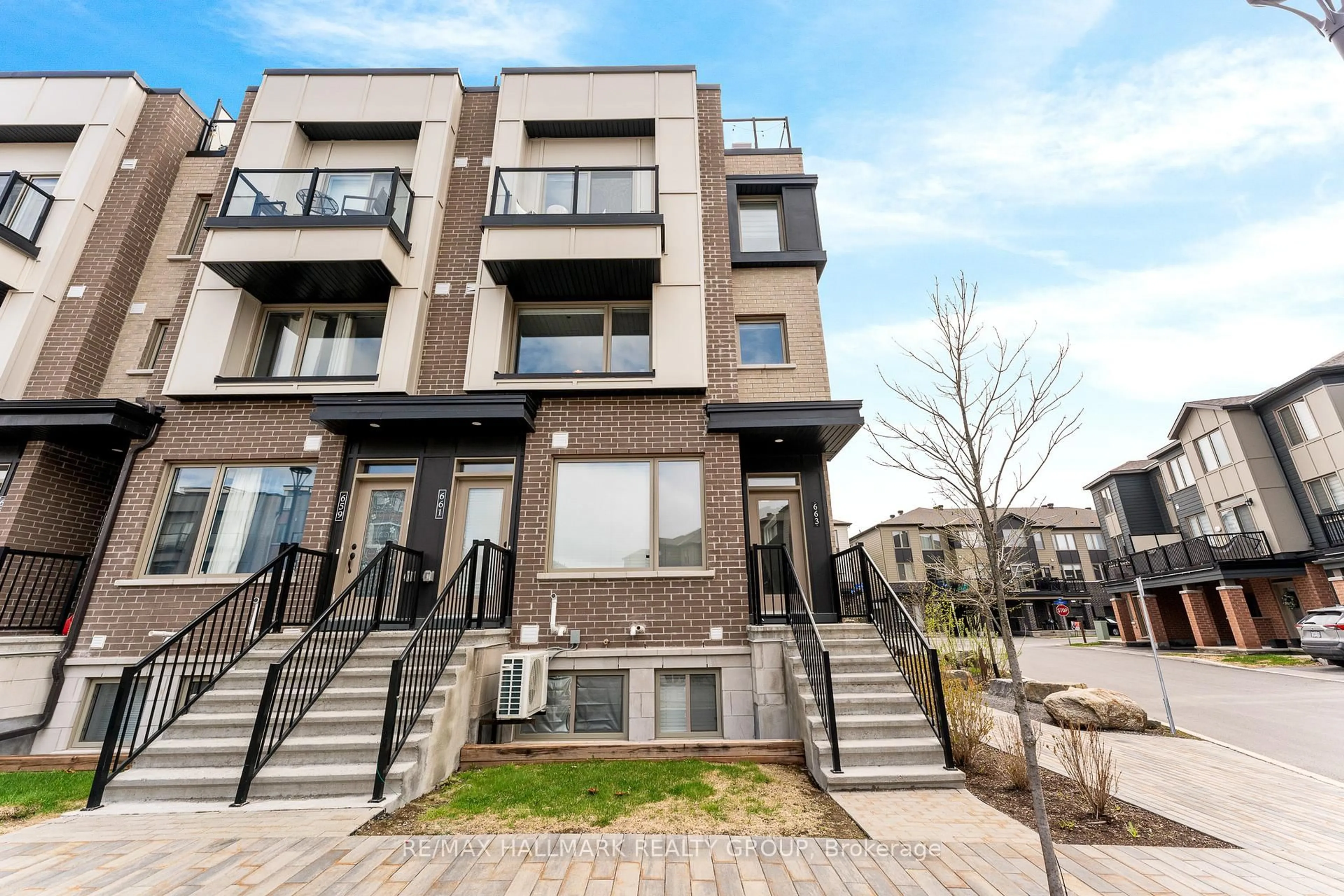 Patio, street for 663 Makwa Private N/A, Ottawa Ontario K1K 5A3