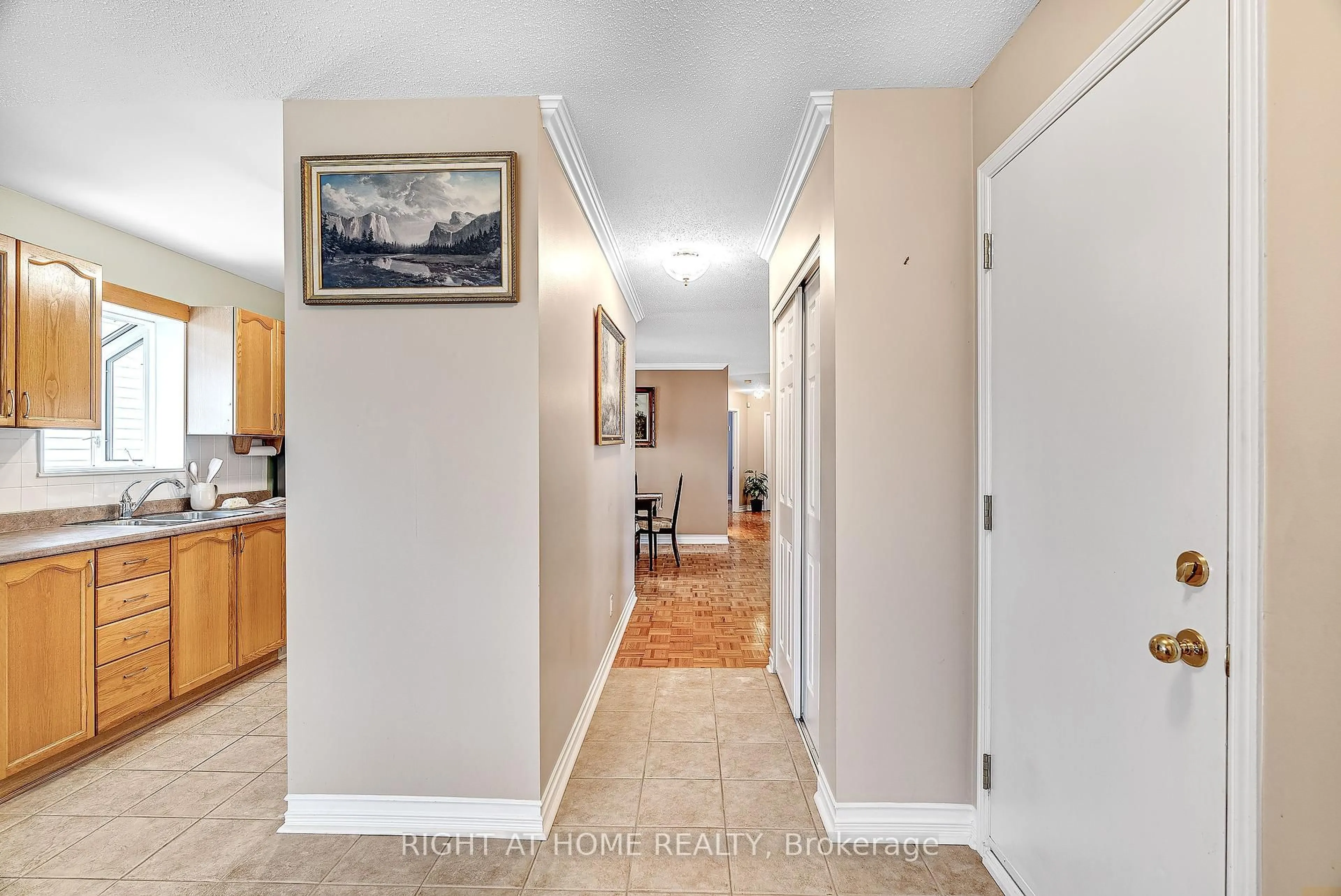 Indoor entryway for 1179 Whiterock St, Ottawa Ontario K1J 1B2