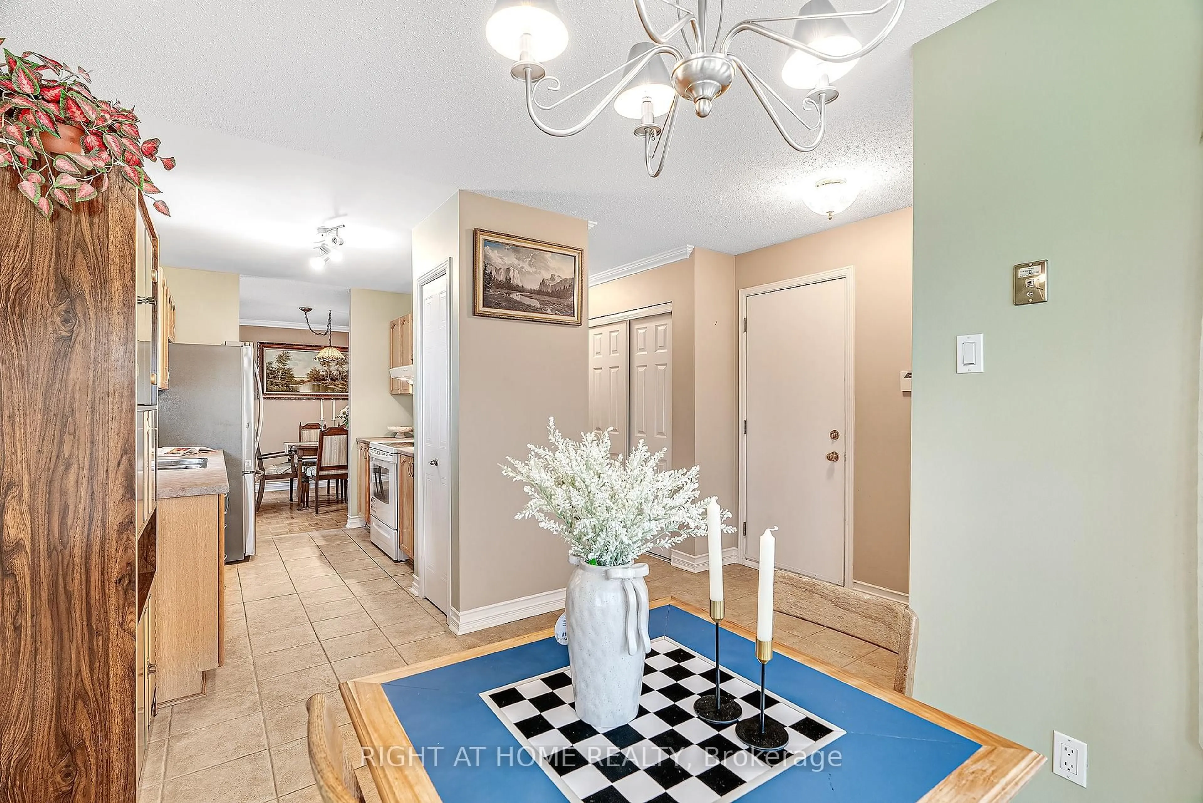 Indoor foyer for 1179 Whiterock St, Ottawa Ontario K1J 1B2