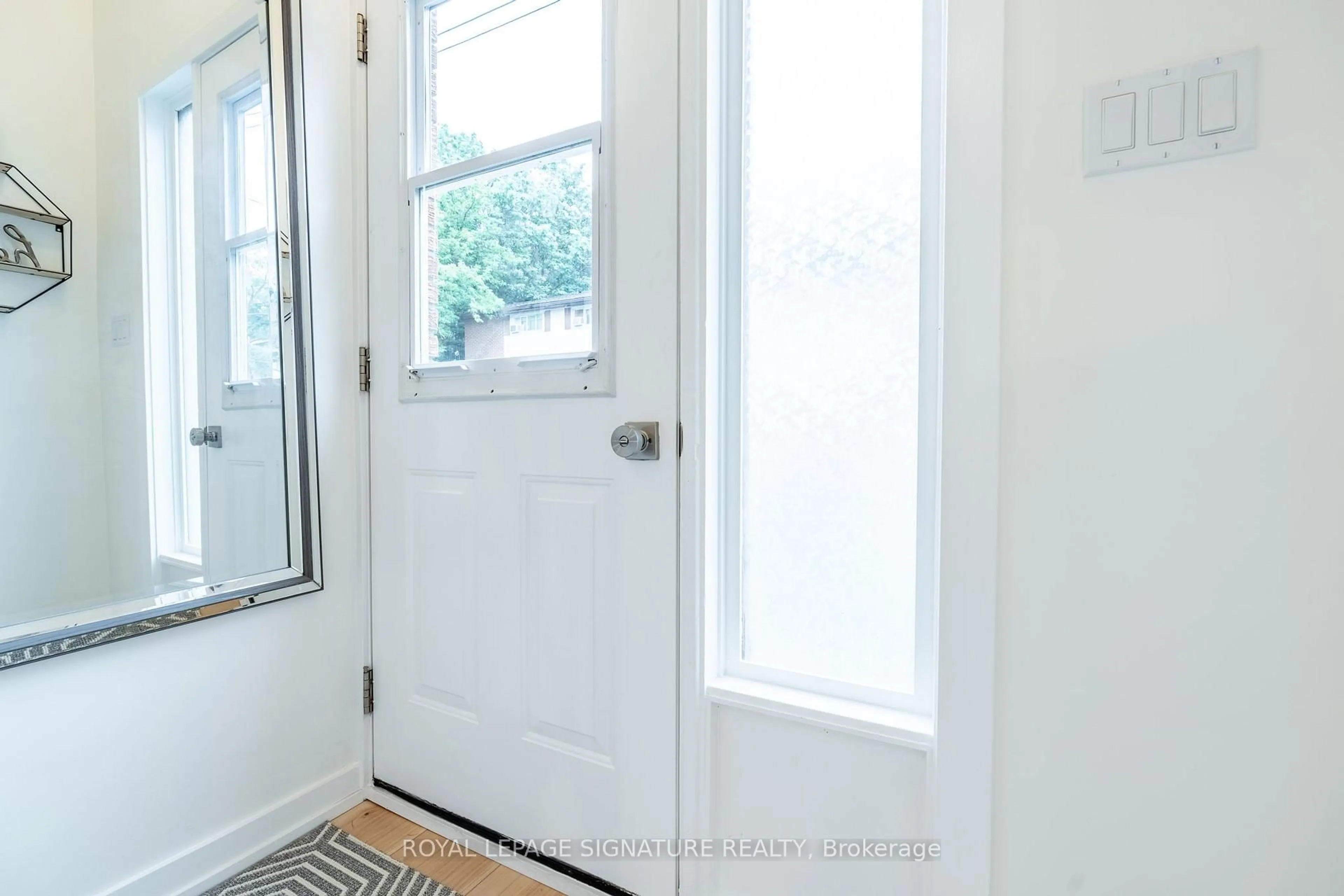 Indoor entryway for 28 Woodman Dr, Hamilton Ontario L8H 2M5