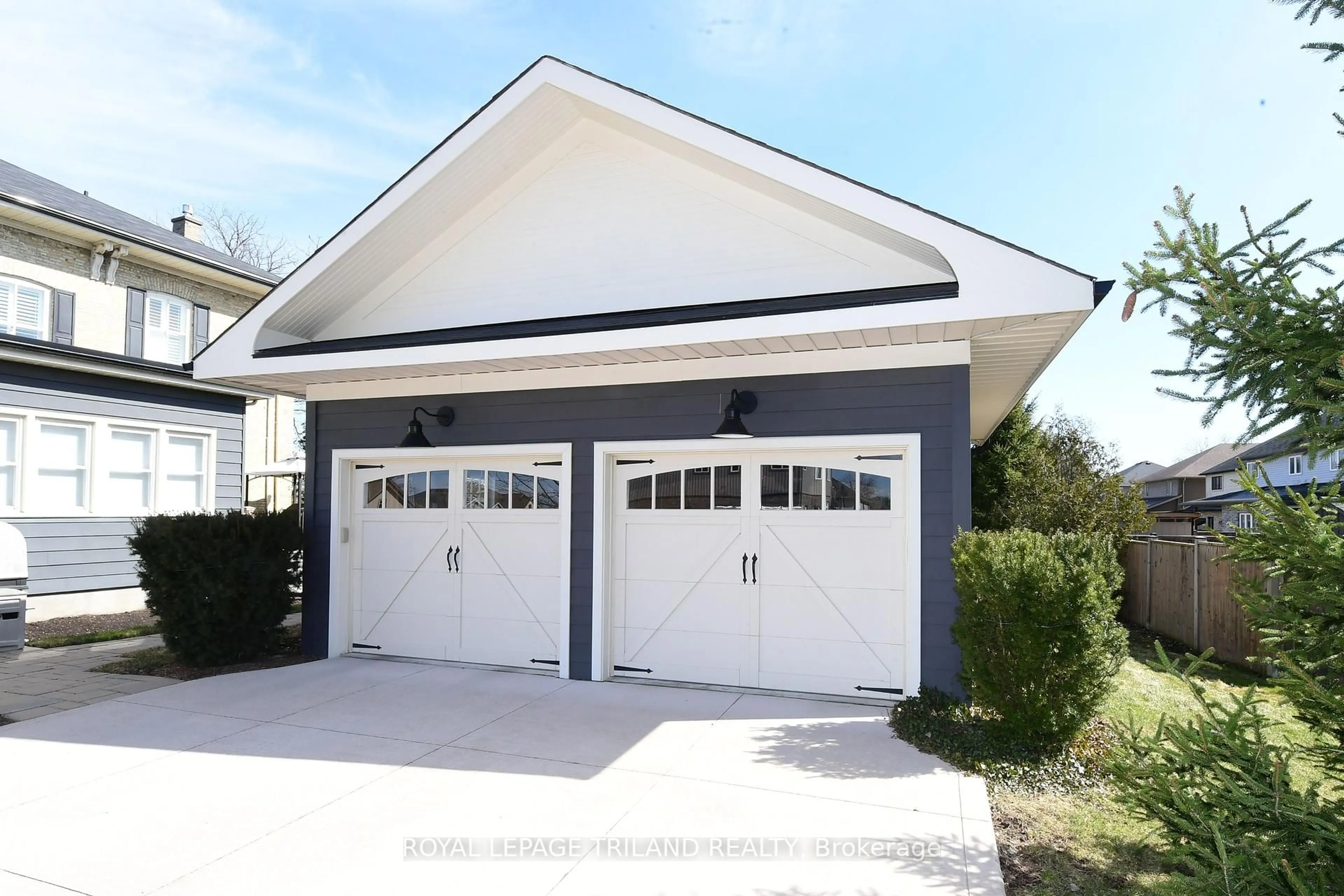 Indoor garage for 2770 Sheffield Pl, London South Ontario N6M 0E5