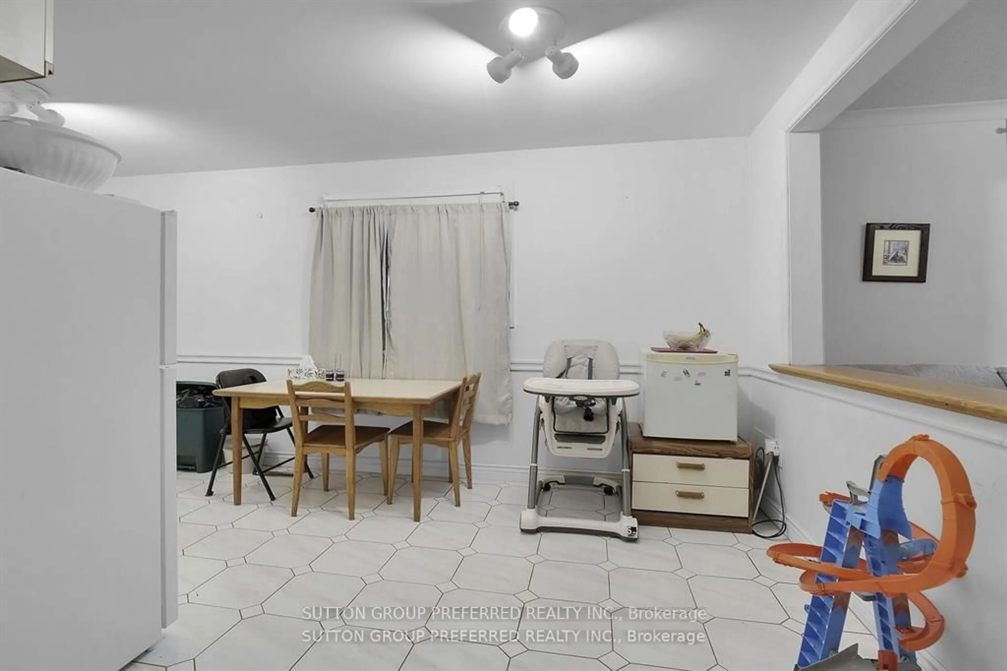 A pic of a room for 681 Colborne St, London East Ontario N6A 3Z4