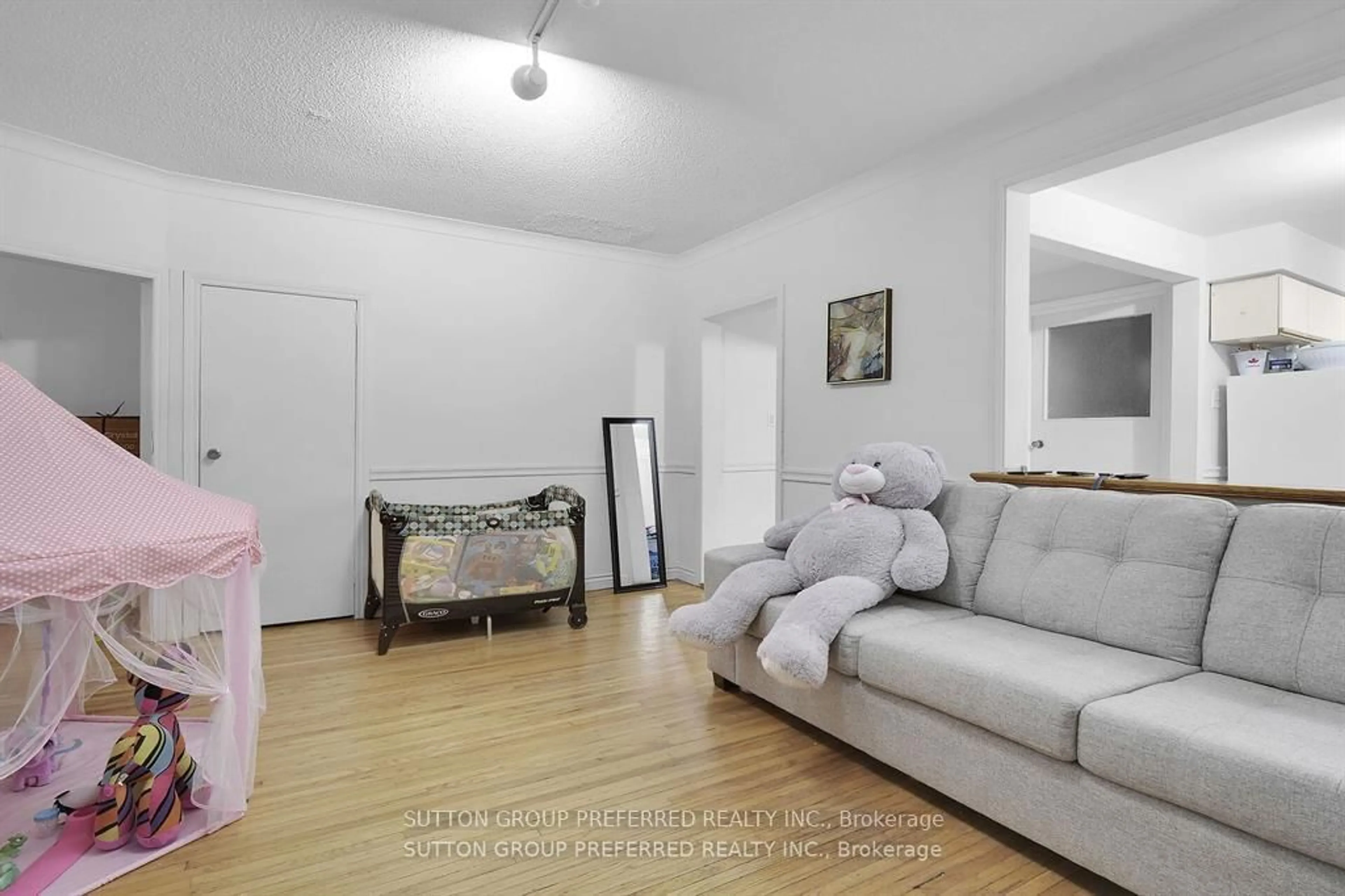A pic of a room for 681 Colborne St, London East Ontario N6A 3Z4