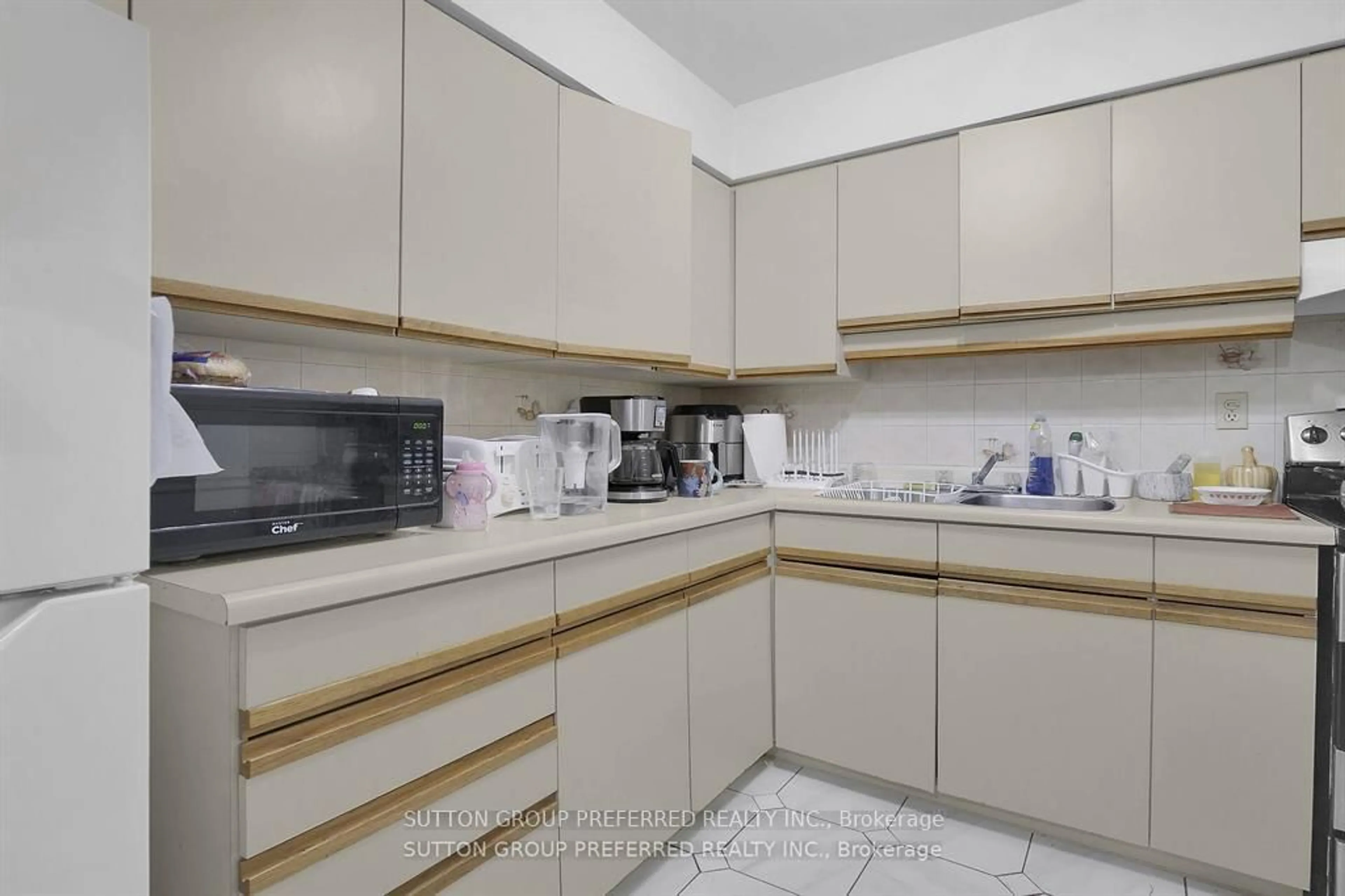 Standard kitchen, unknown for 681 Colborne St, London East Ontario N6A 3Z4