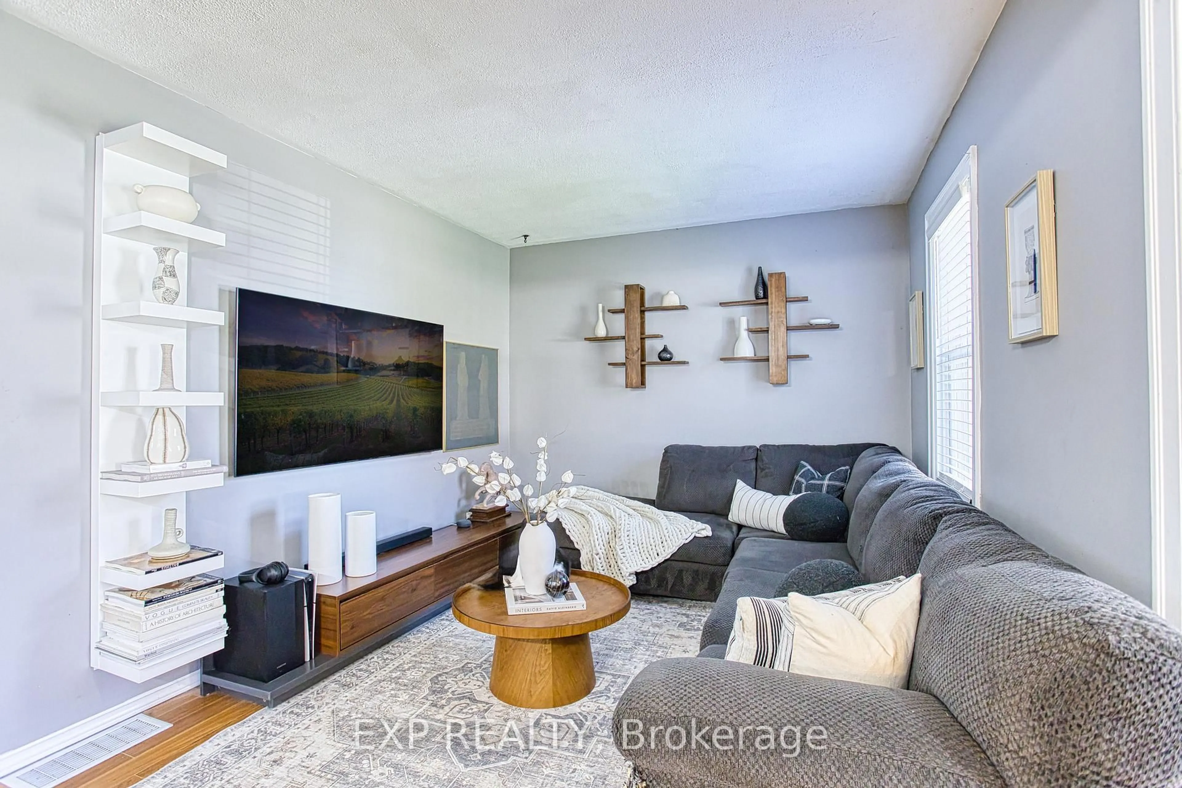 Living room with furniture, unknown for 276 Mcalpine Ave, Welland Ontario L3B 1T9