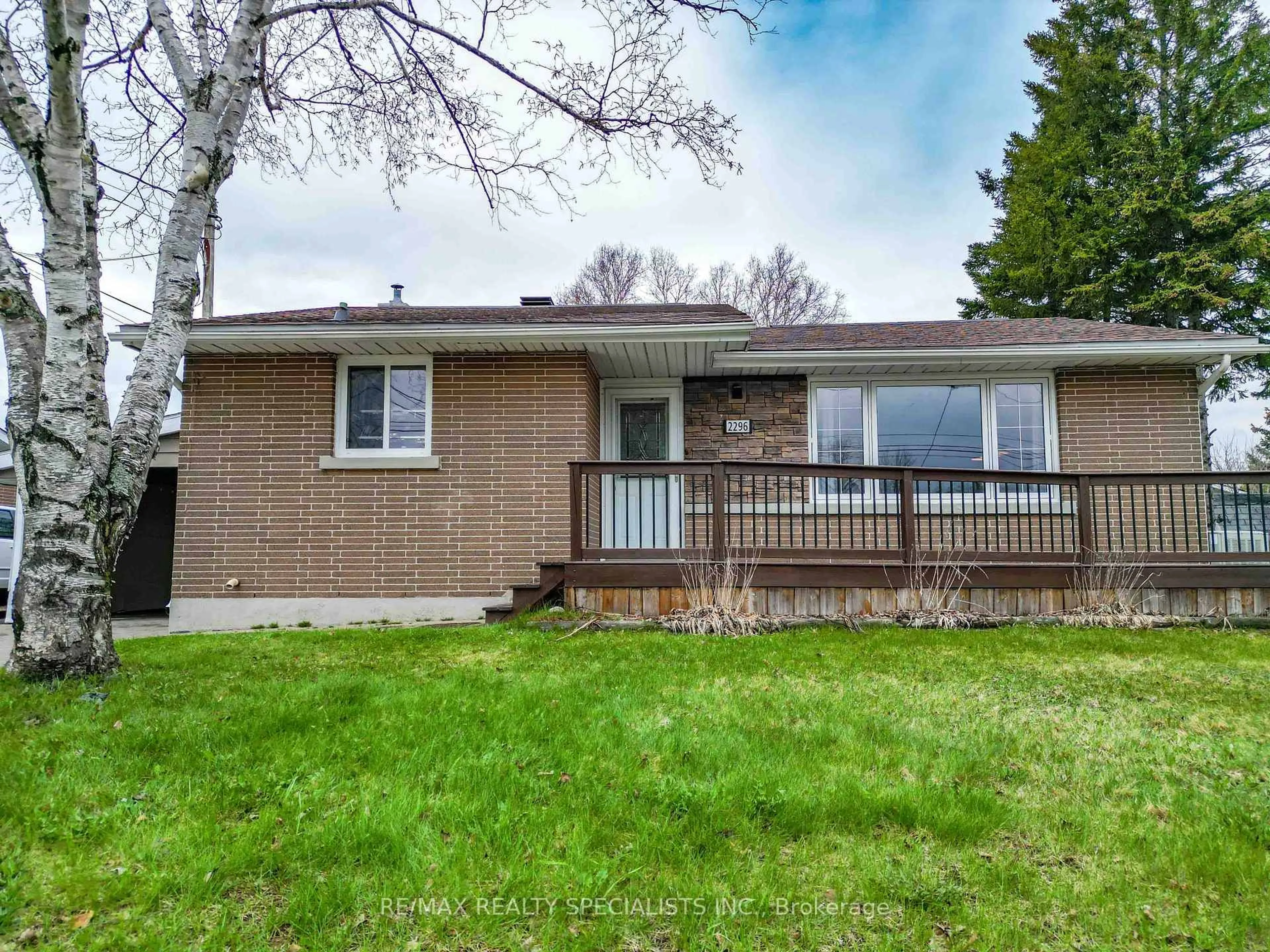 Home with vinyl exterior material, street for 2296 Madison Ave, Greater Sudbury Ontario P3A 2R3
