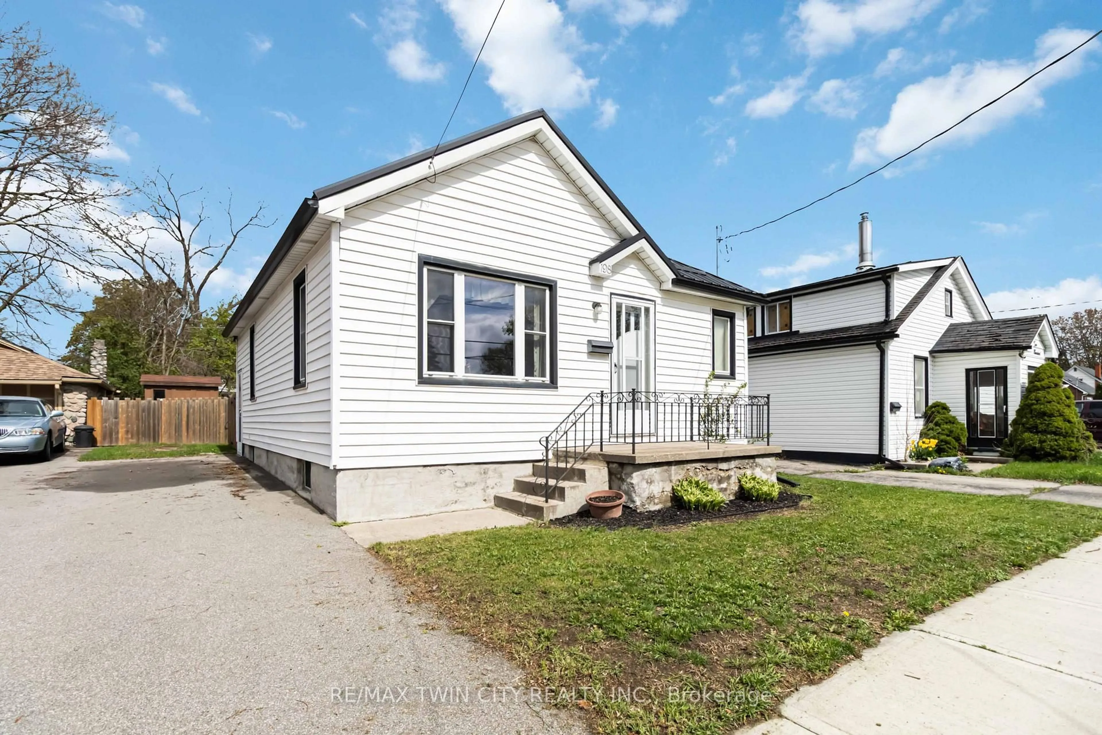 Home with vinyl exterior material, street for 198 Grand St, Brantford Ontario N3R 4C3