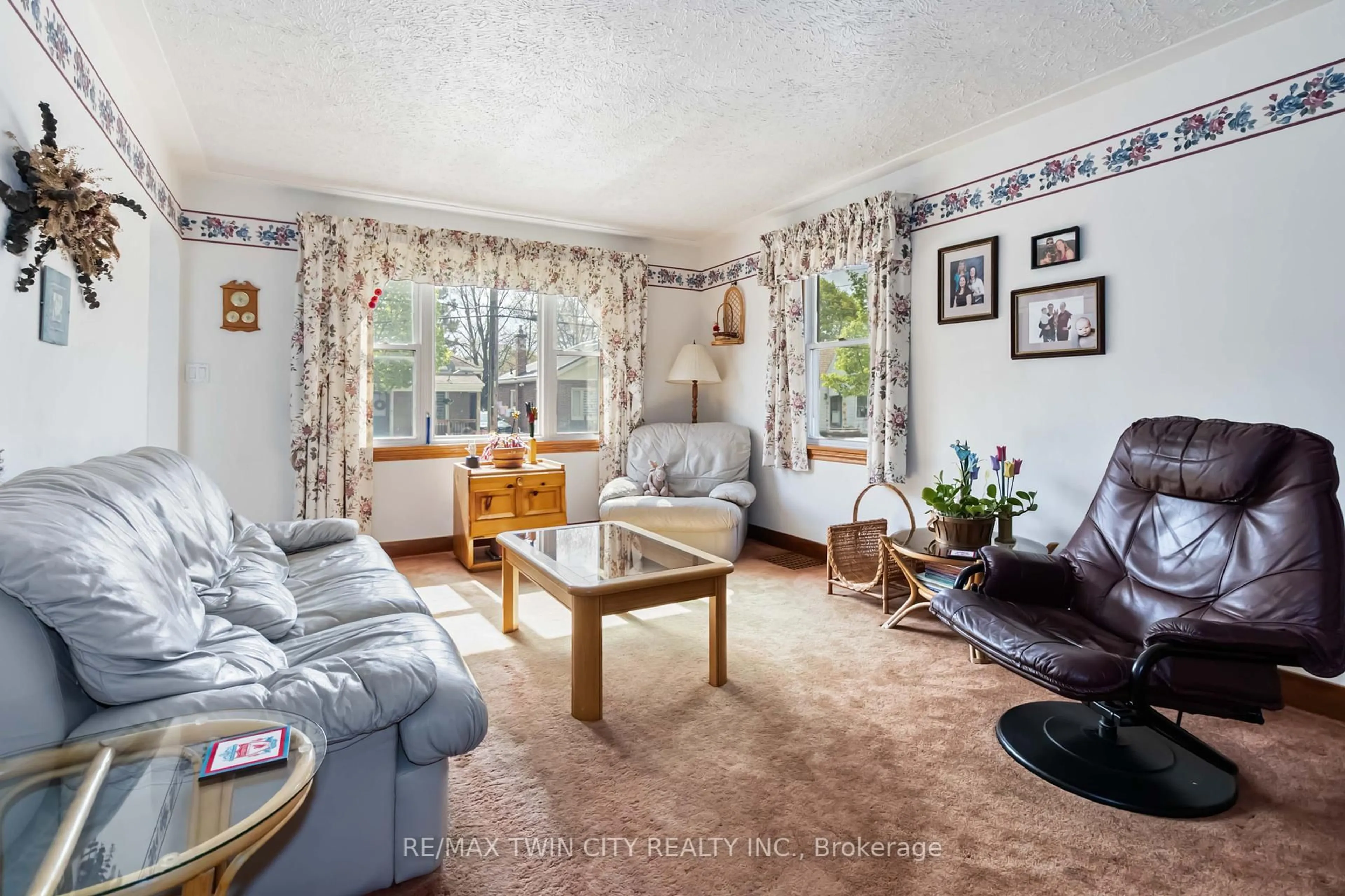 Living room with furniture, unknown for 198 Grand St, Brantford Ontario N3R 4C3