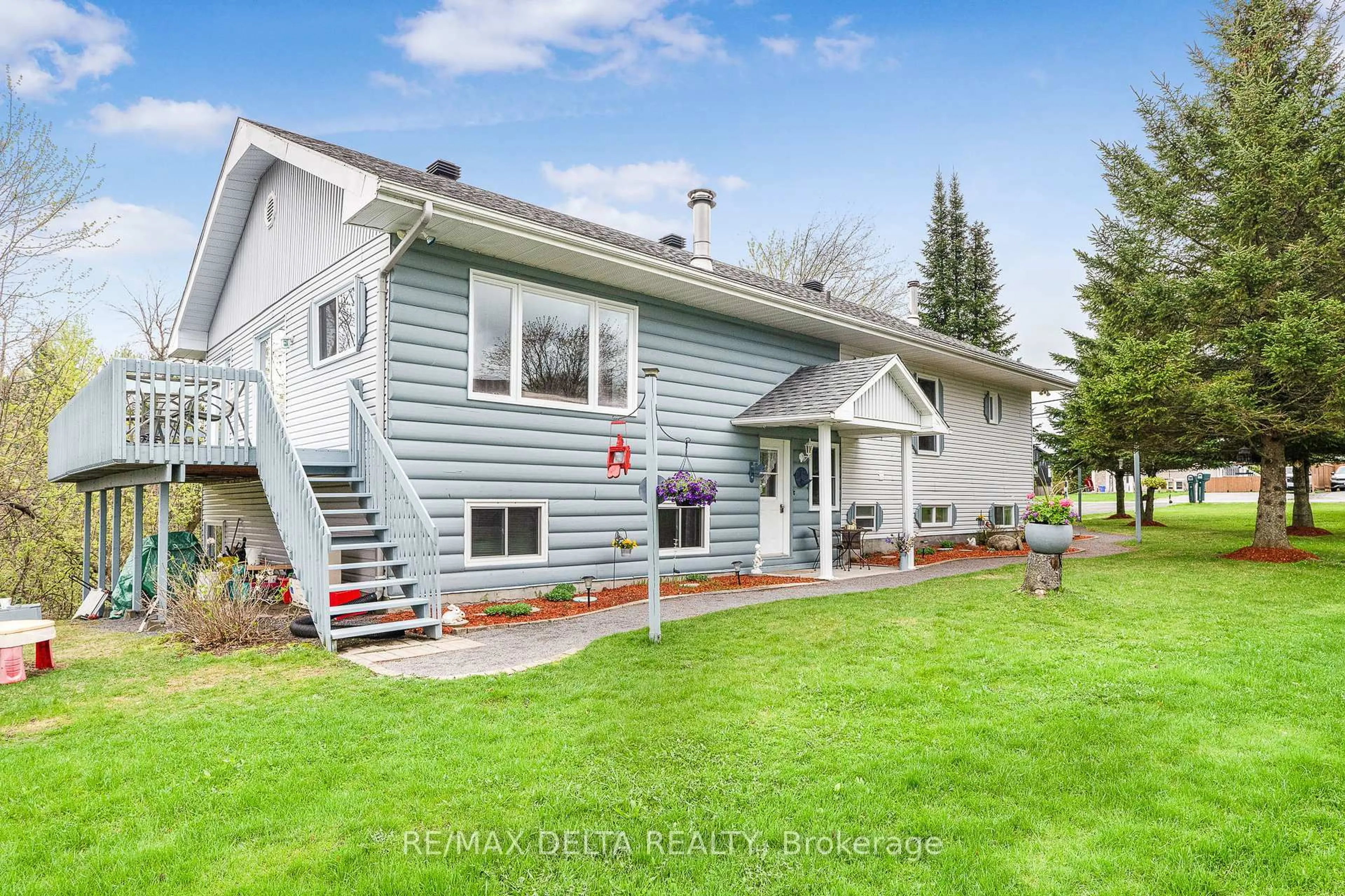 Home with vinyl exterior material, unknown for 3619 Principale St, Alfred and Plantagenet Ontario K0A 3K0