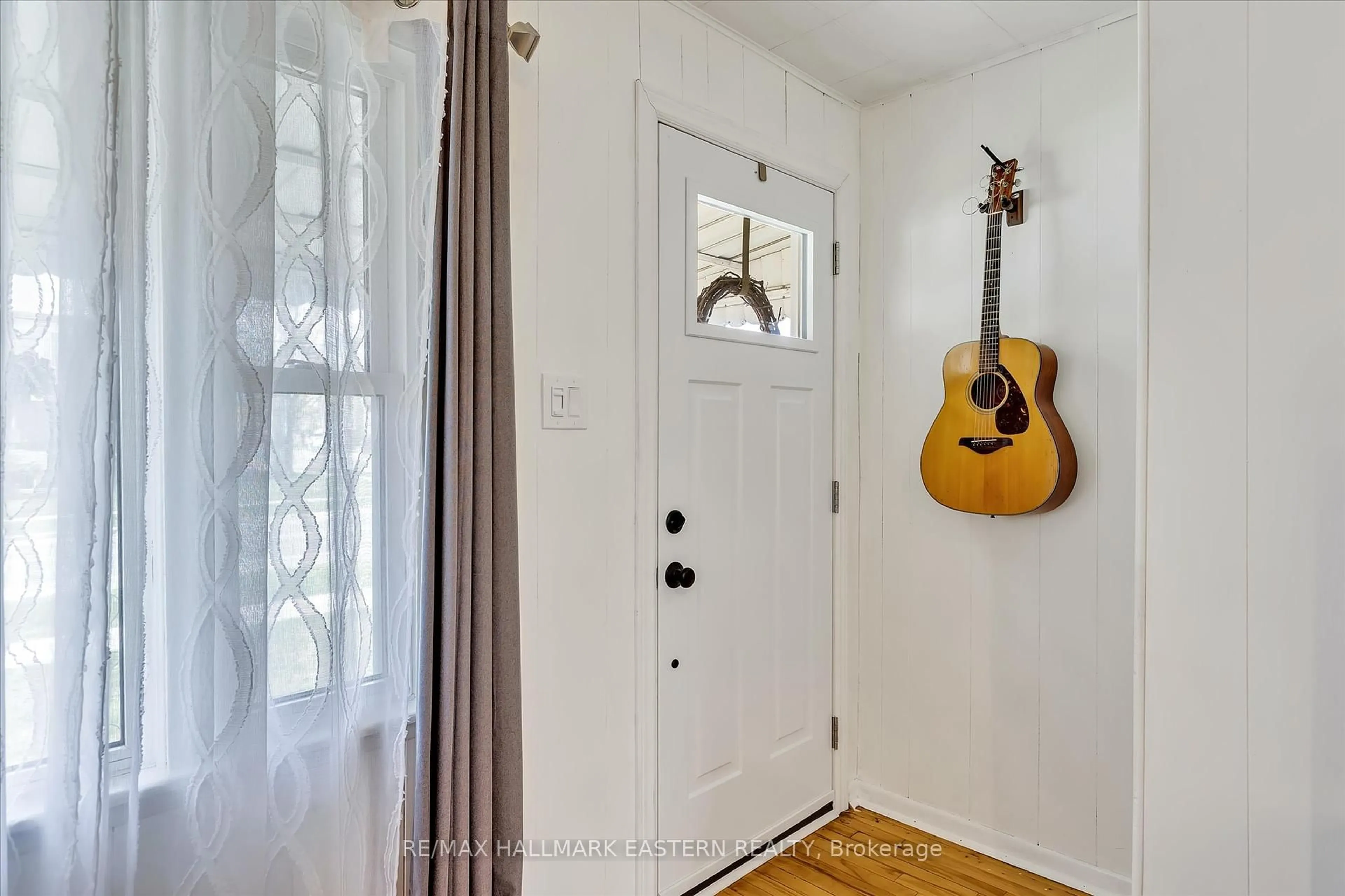 Indoor entryway for 706 Monaghan Rd, Peterborough South Ontario K9J 5J8