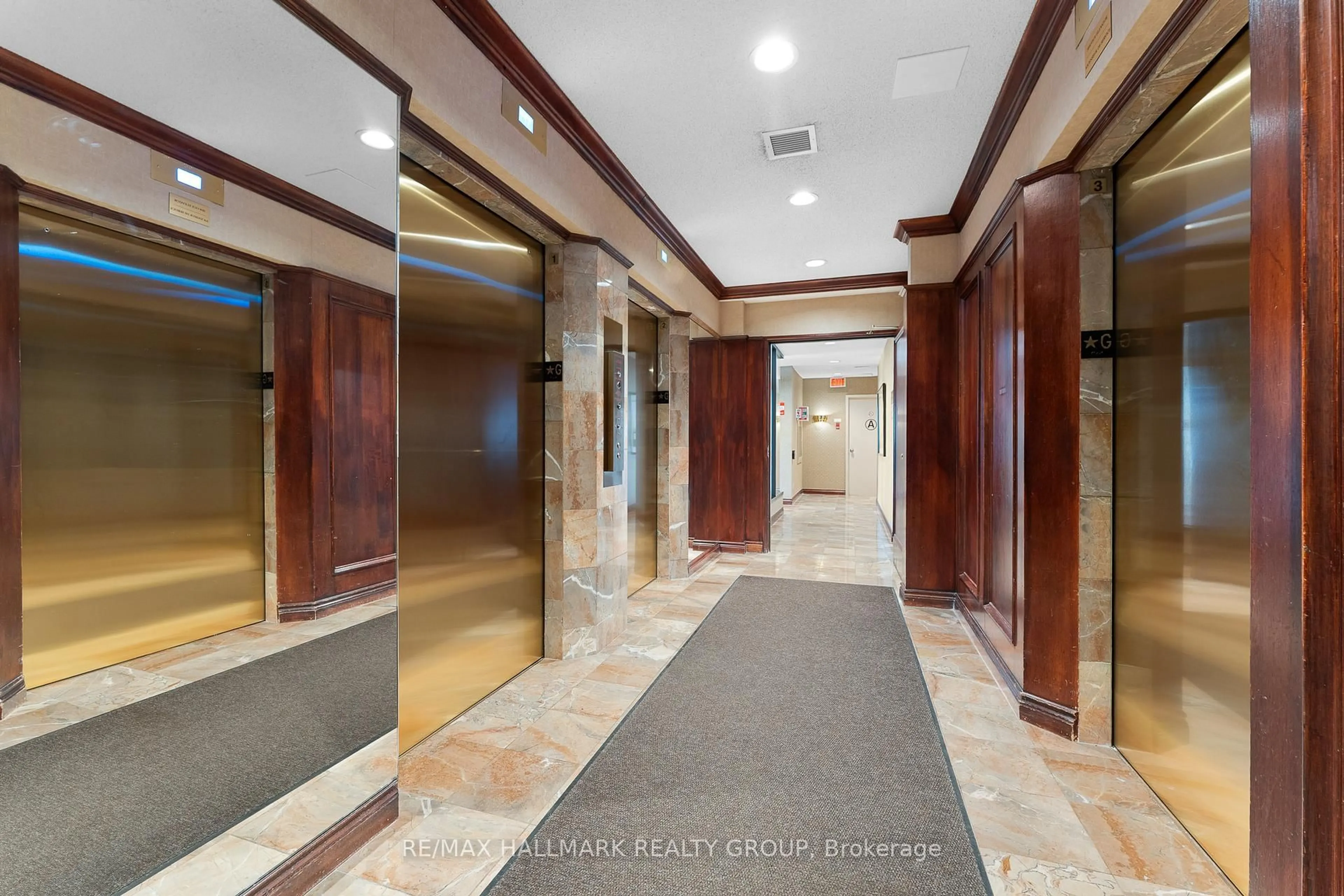 Indoor foyer for 1510 Riverside Dr #603, Ottawa Ontario K1G 4X5