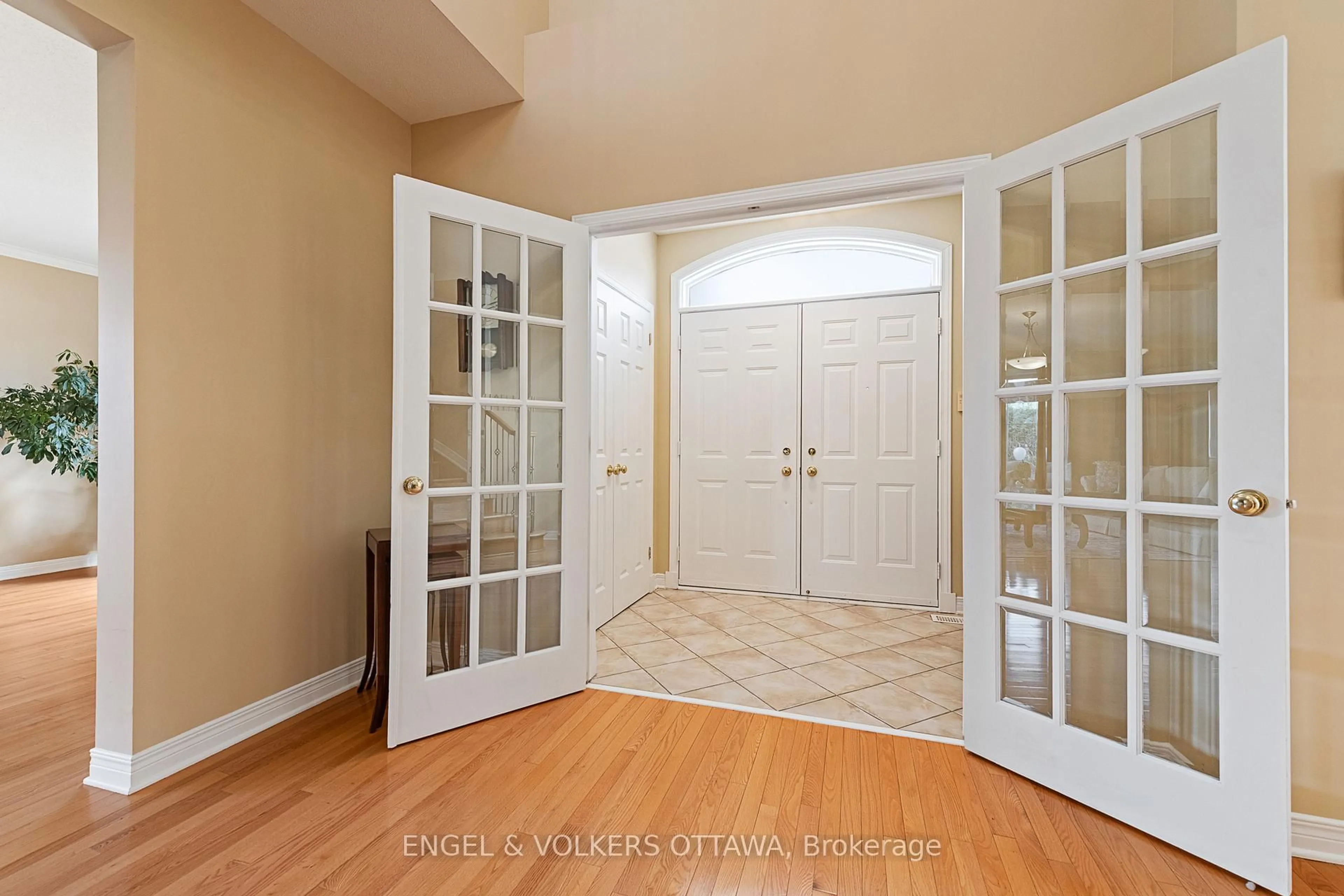 Indoor entryway for 67 Manning Crt, Ottawa Ontario K2K 3N2