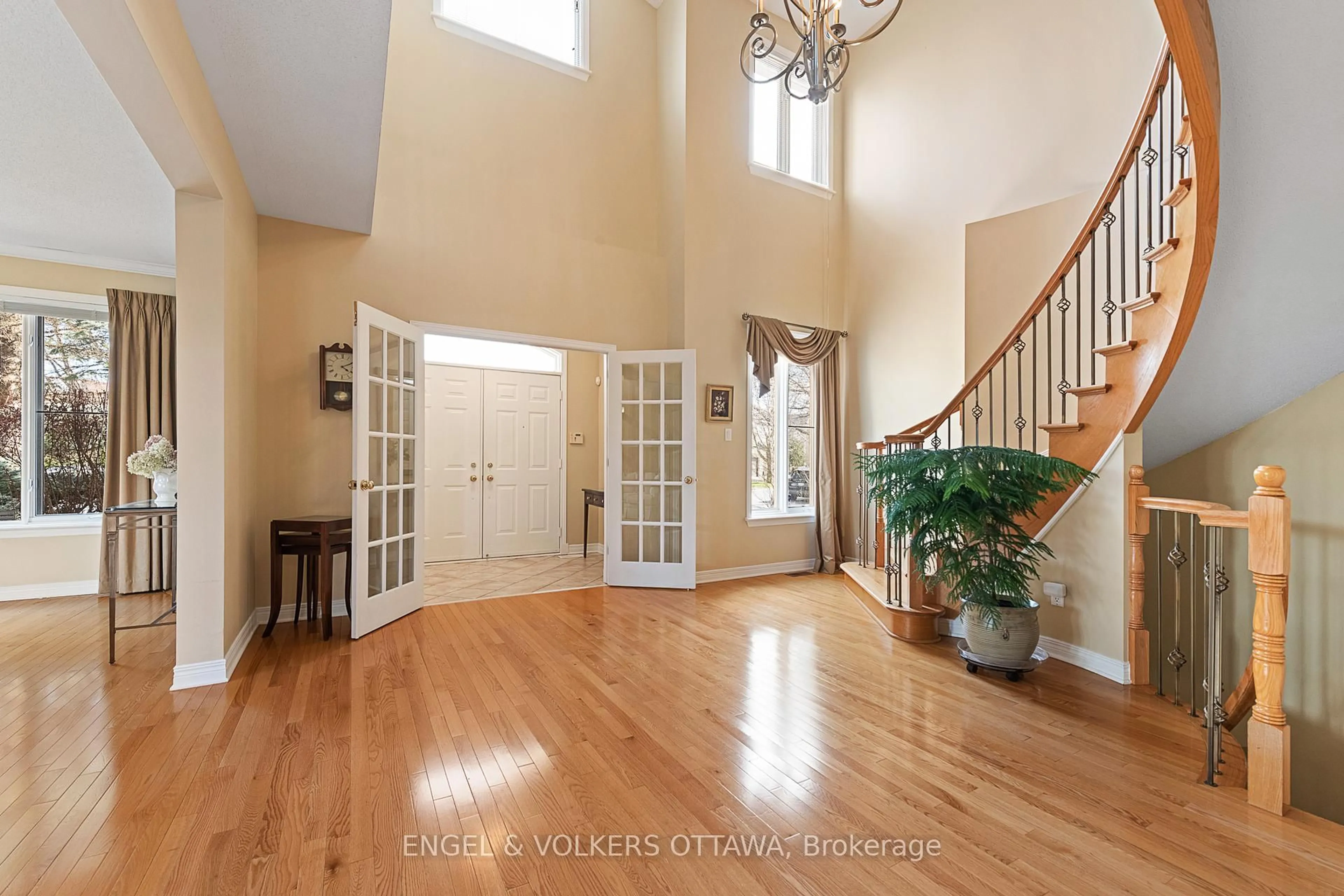 Indoor entryway for 67 Manning Crt, Ottawa Ontario K2K 3N2