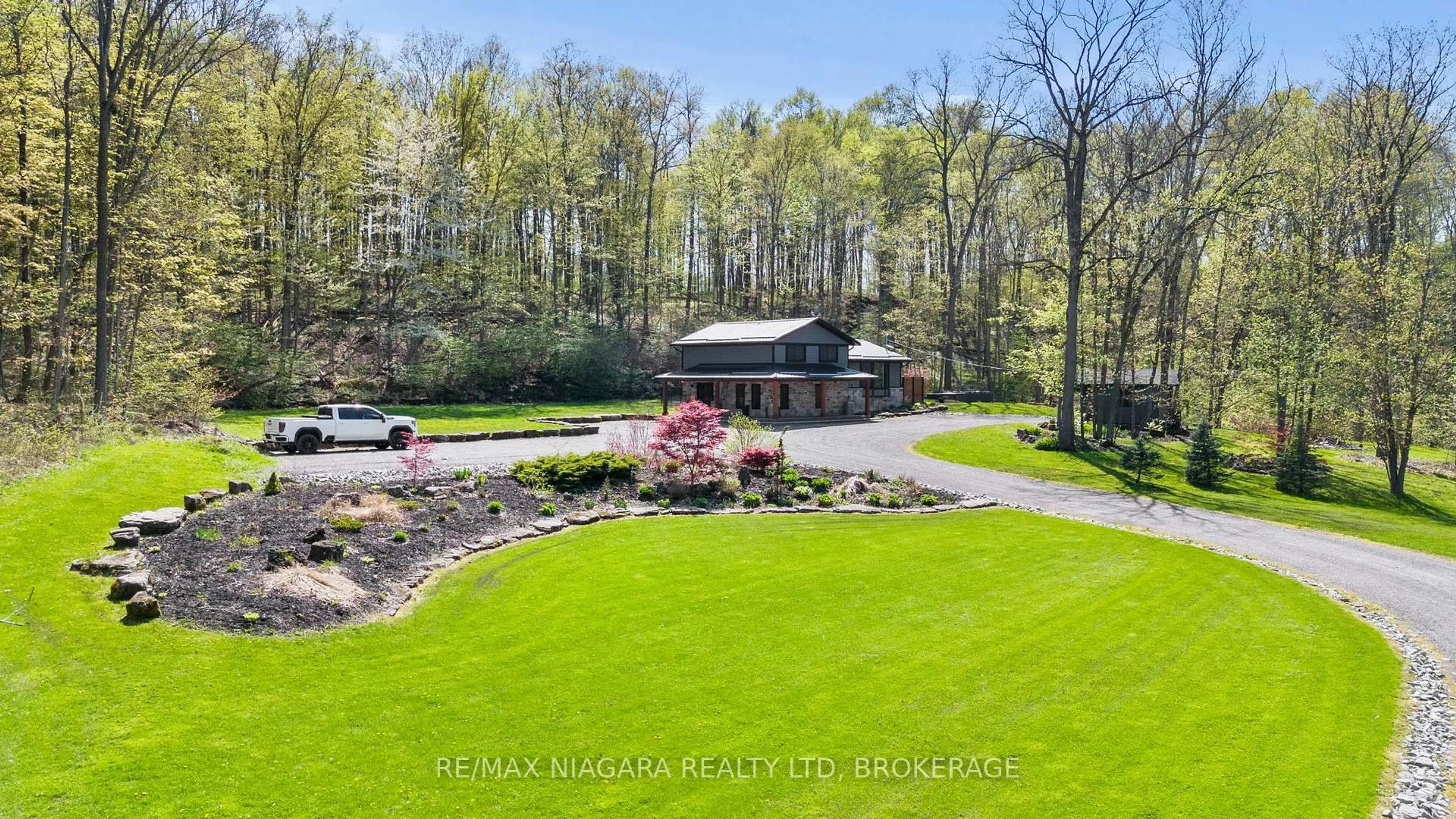A pic from outside/outdoor area/front of a property/back of a property/a pic from drone, water/lake/river/ocean view for 2130 Ellis Ave, Lincoln Ontario L2R 6P7