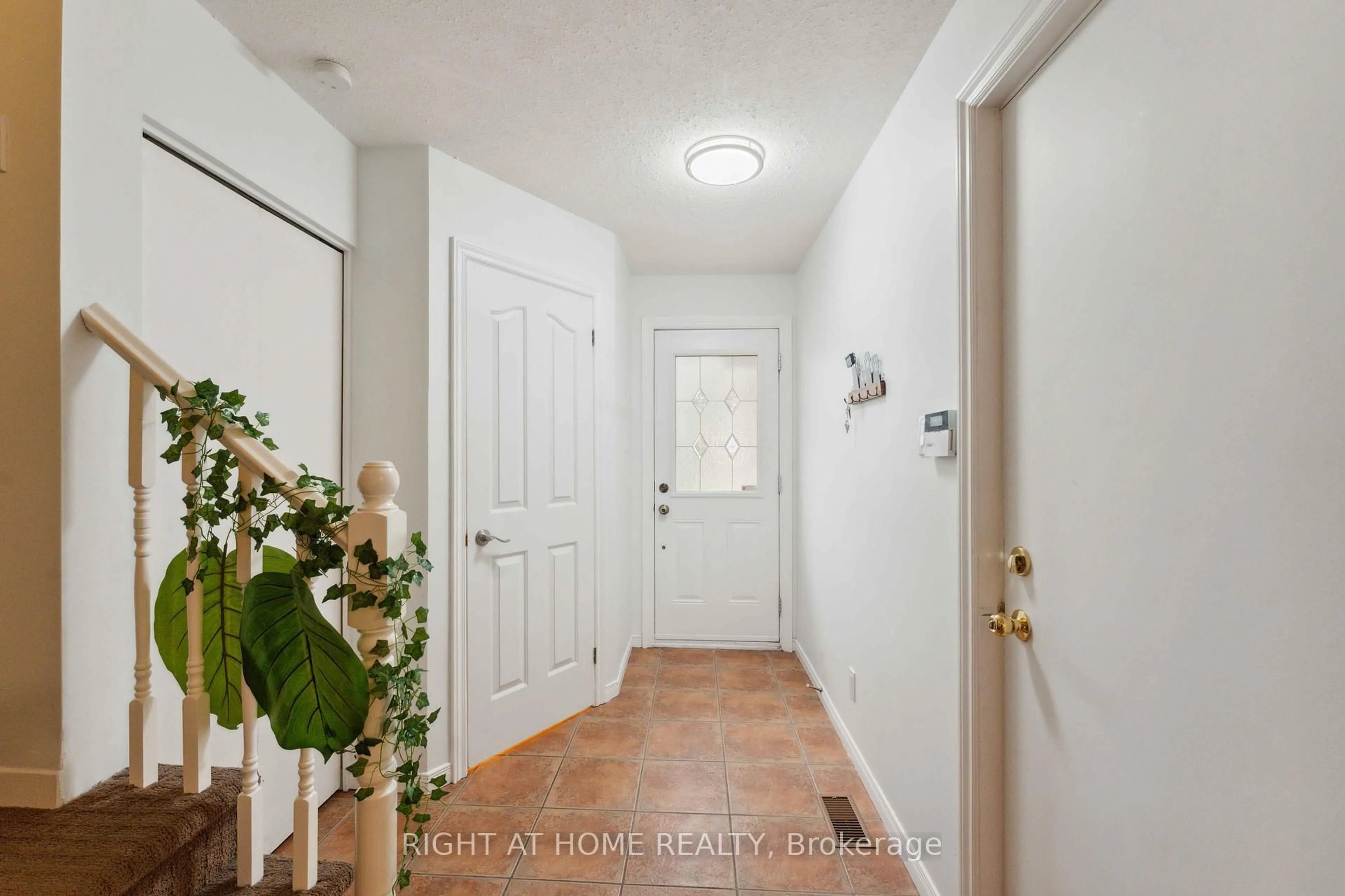 Indoor entryway for 476 Glenmore St, Orleans Ontario K4A 1X3