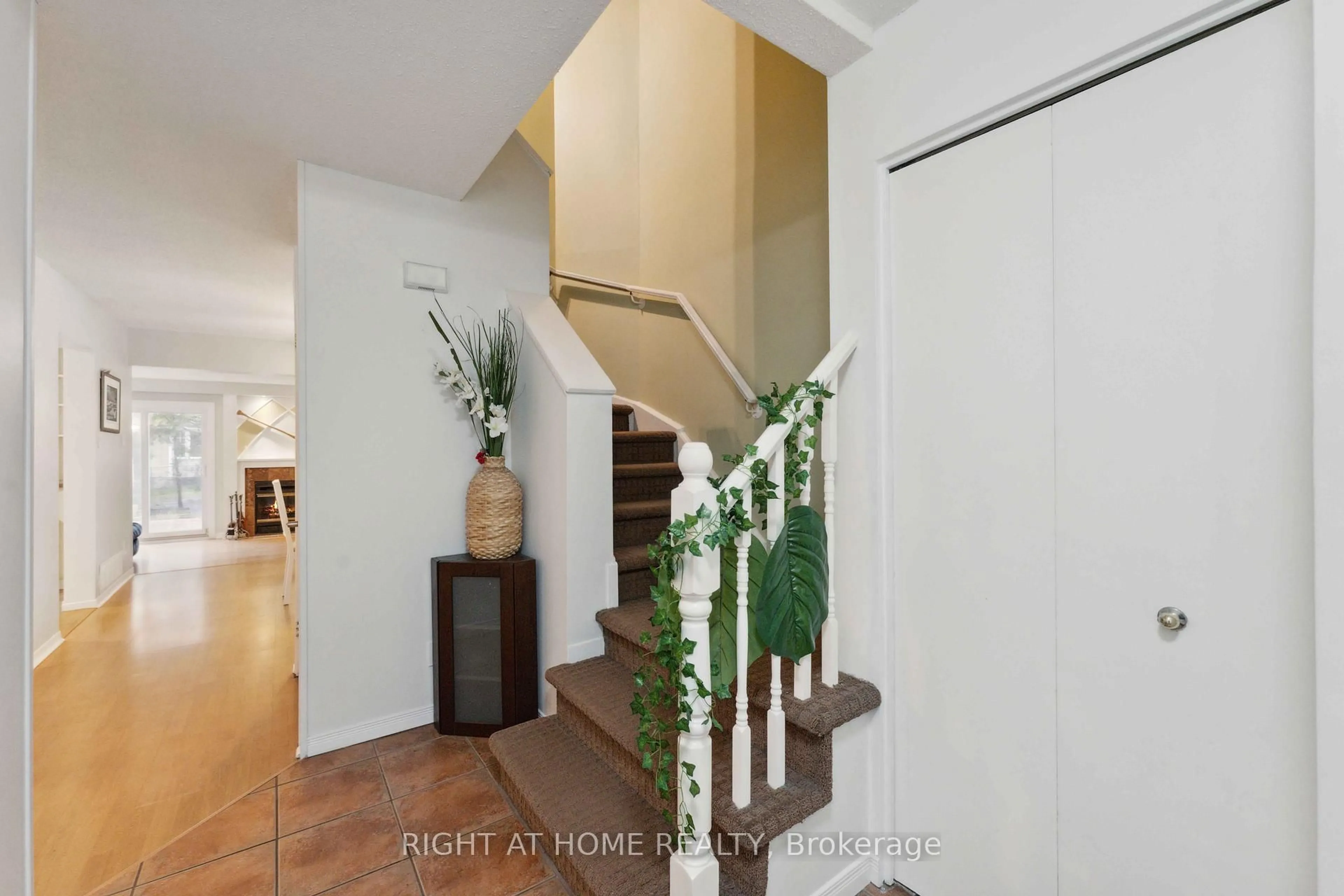 Indoor foyer for 476 Glenmore St, Orleans Ontario K4A 1X3