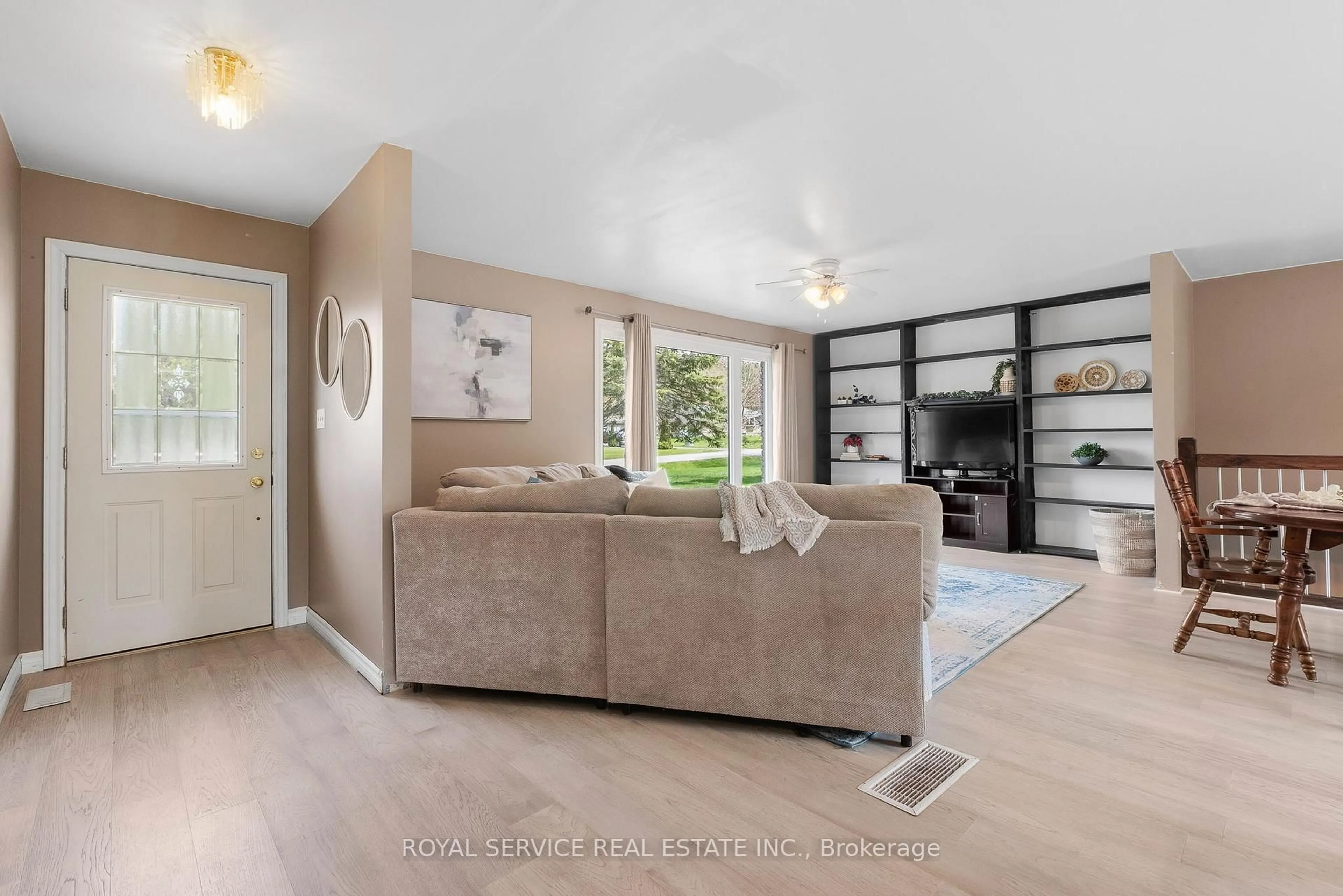Living room with furniture, unknown for 5280 Hillview Dr, Hamilton Township Ontario K0K 1H0