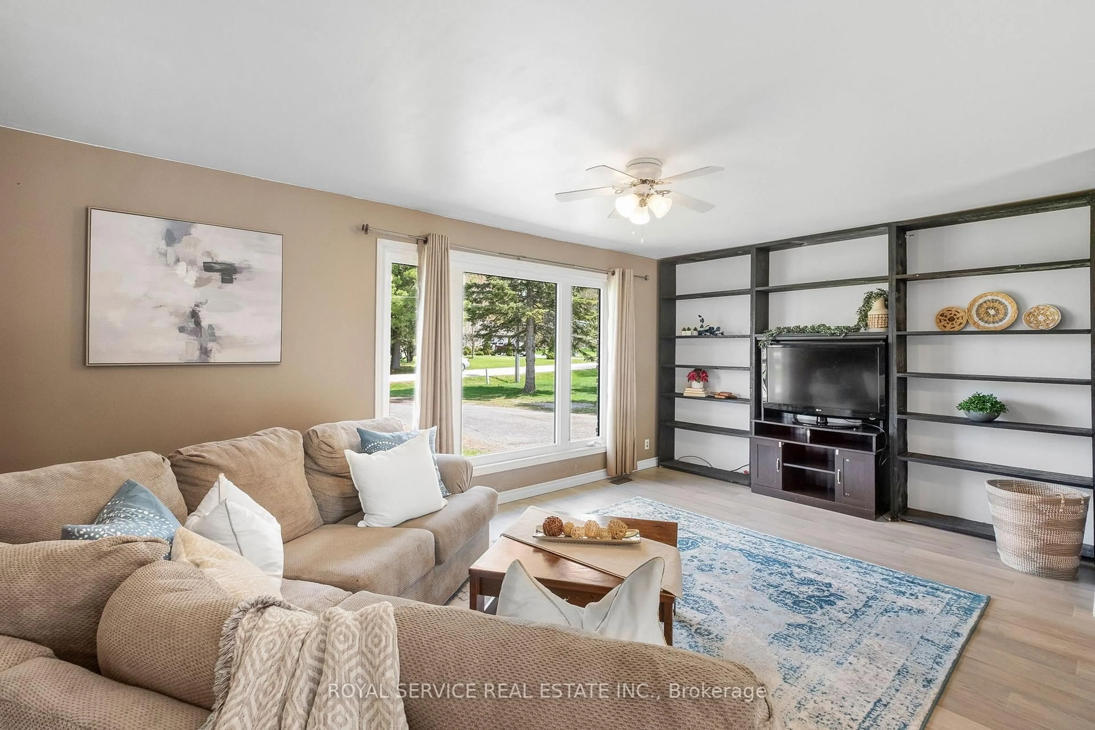 Living room with furniture, unknown for 5280 Hillview Dr, Hamilton Township Ontario K0K 1H0