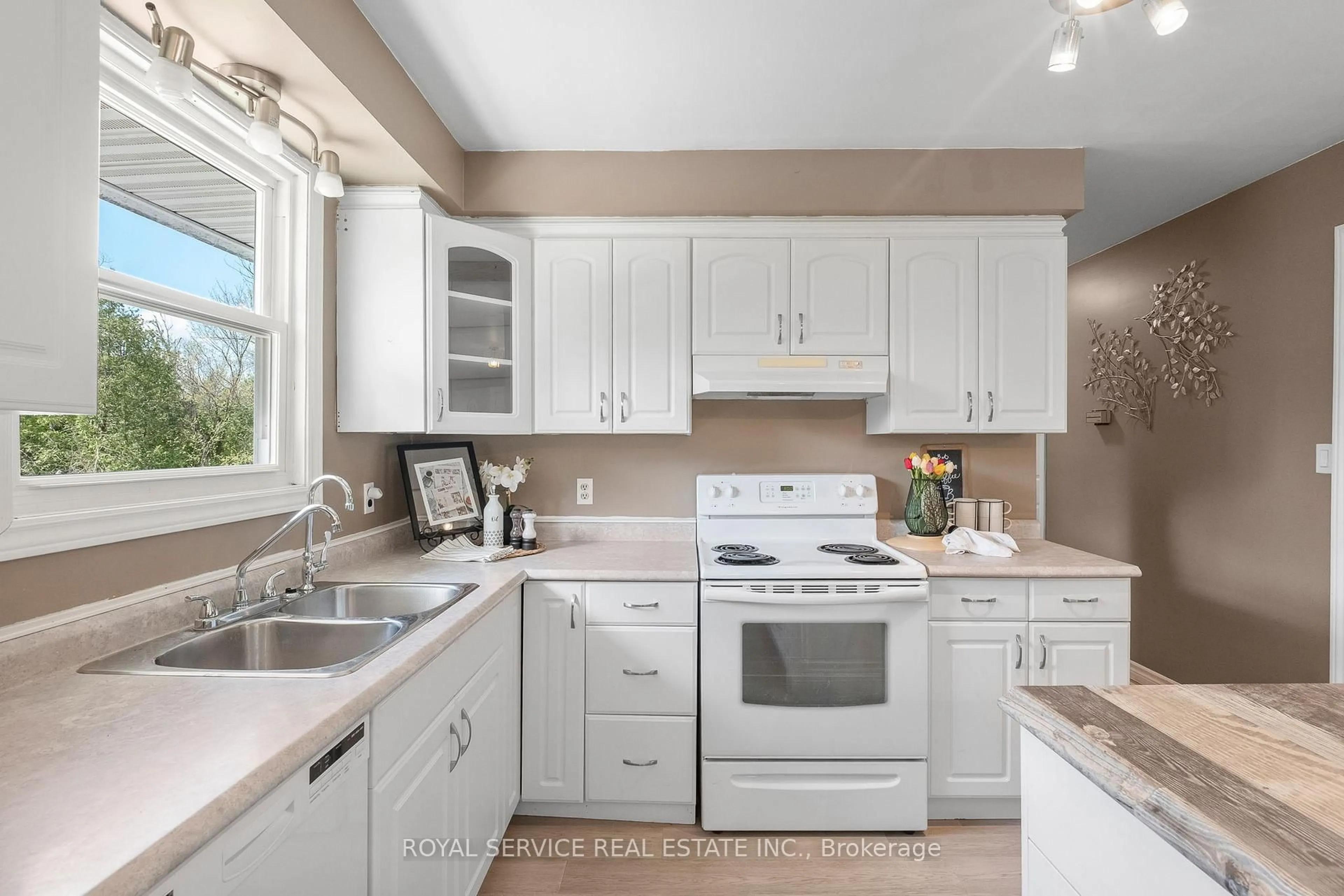 Standard kitchen, ceramic/tile floor for 5280 Hillview Dr, Hamilton Township Ontario K0K 1H0