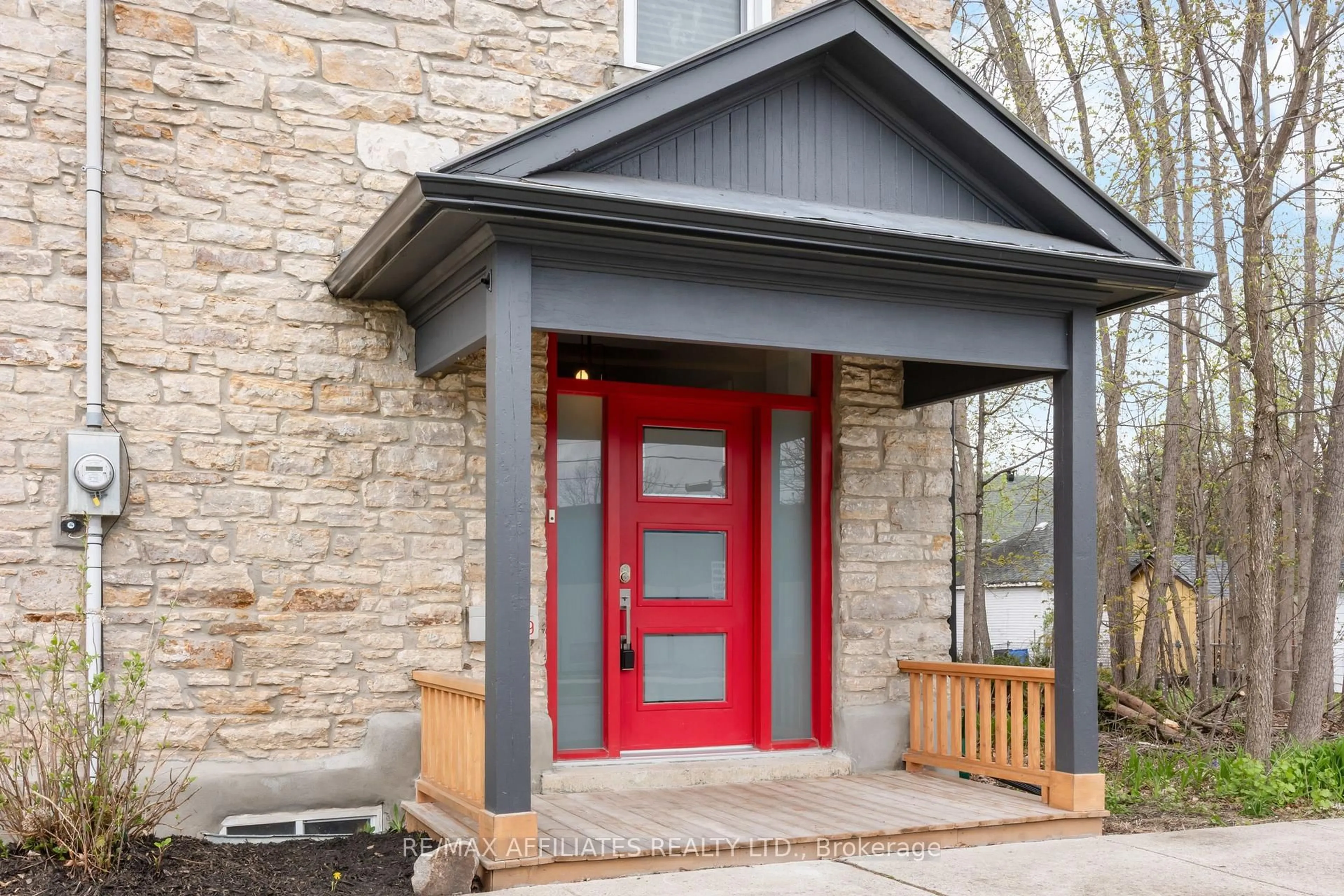 Indoor entryway for 19 Foster St, Perth Ontario K7H 1R5