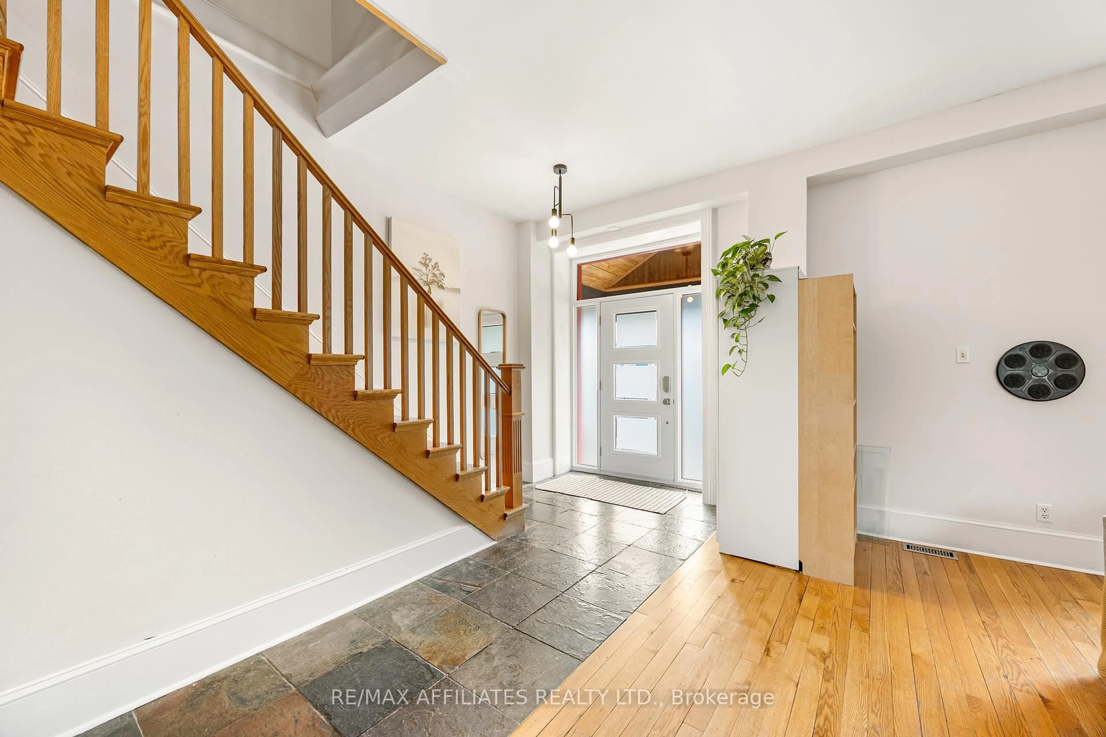 Indoor entryway for 19 Foster St, Perth Ontario K7H 1R5