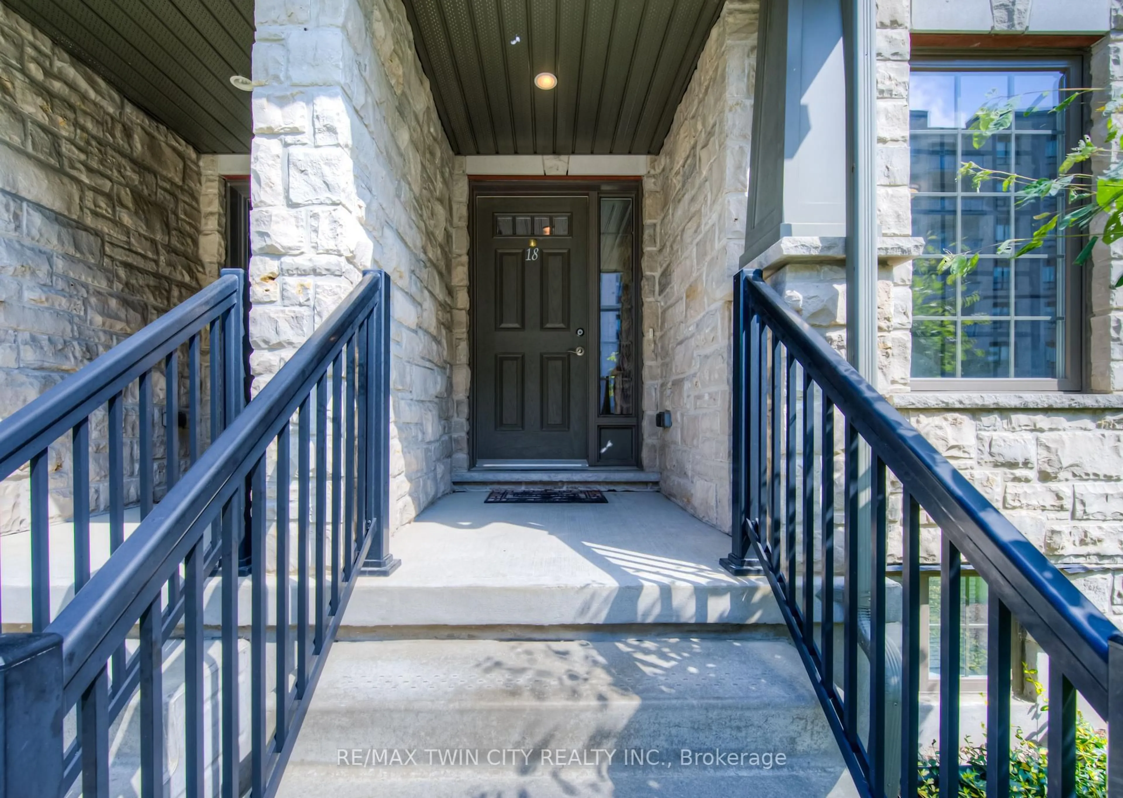 Indoor entryway for 635 Saginaw Pkwy #18, Cambridge Ontario N1T 0C1